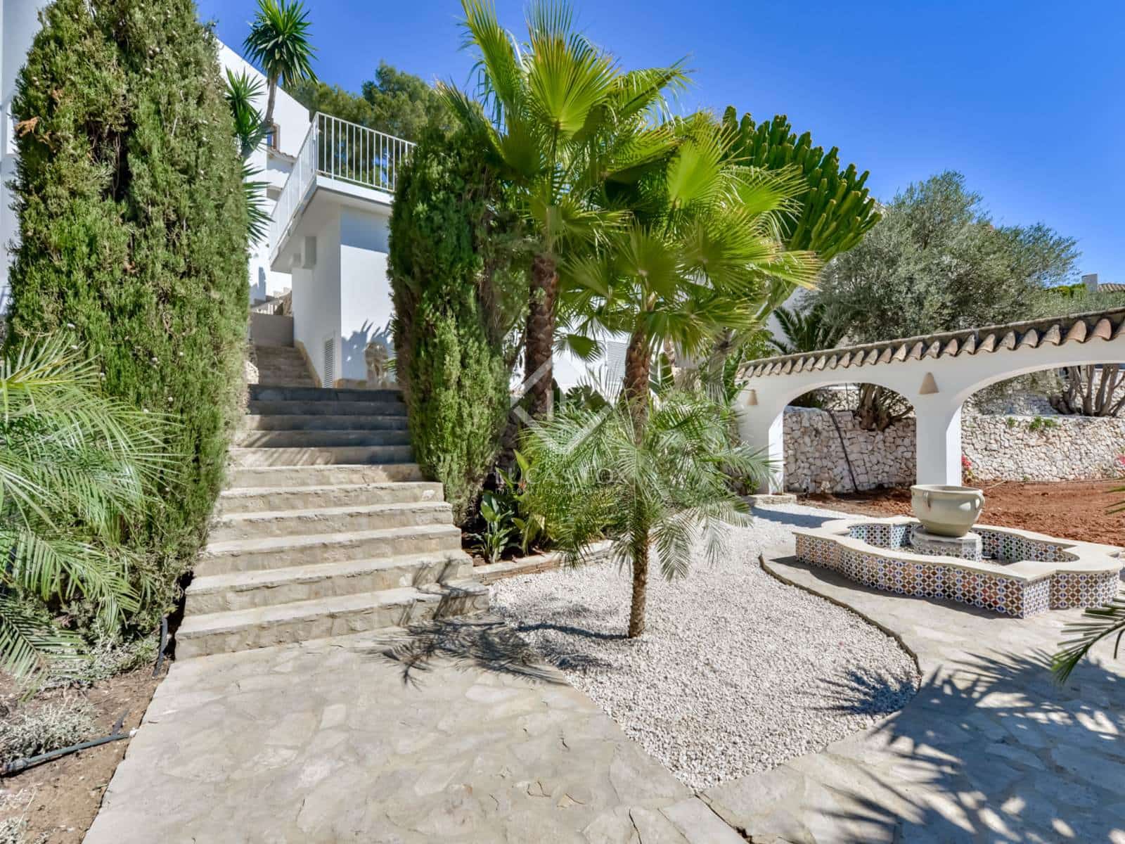 5 bedroom Villa for sale in Altea with pool garage - € 1,495,000 (Ref: 8914574)