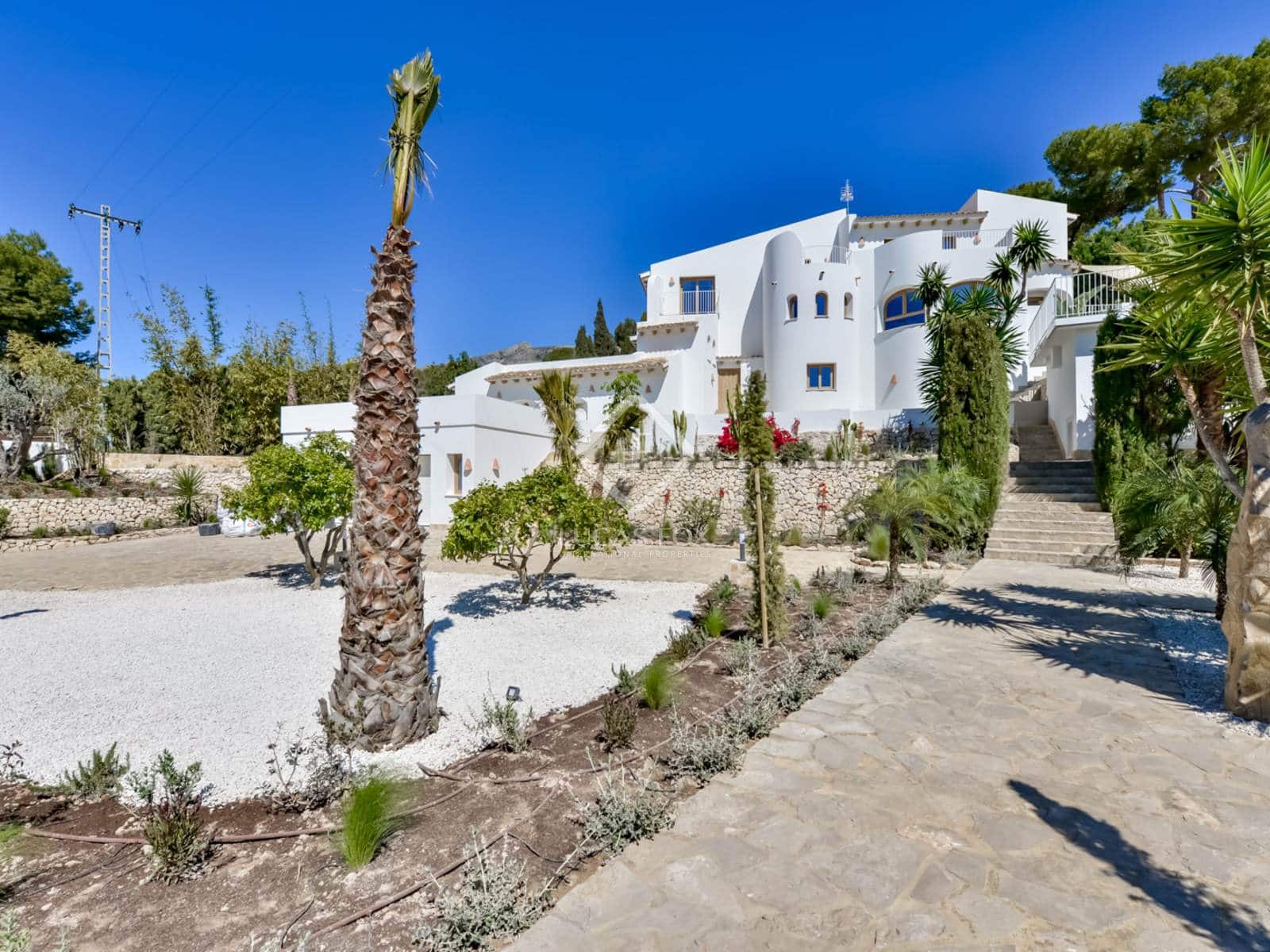 5 bedroom Villa for sale in Altea with pool garage - € 1,495,000 (Ref: 8914574)