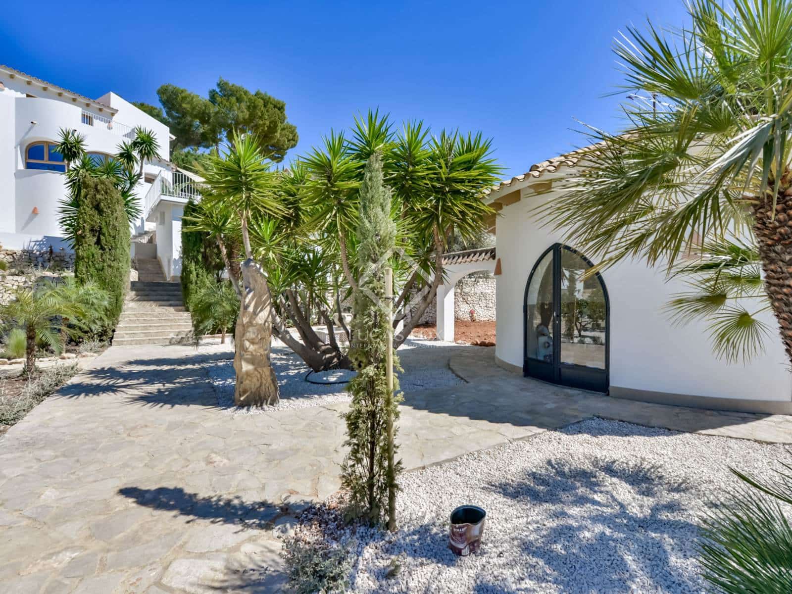 5 bedroom Villa for sale in Altea with pool garage - € 1,495,000 (Ref: 8914574)