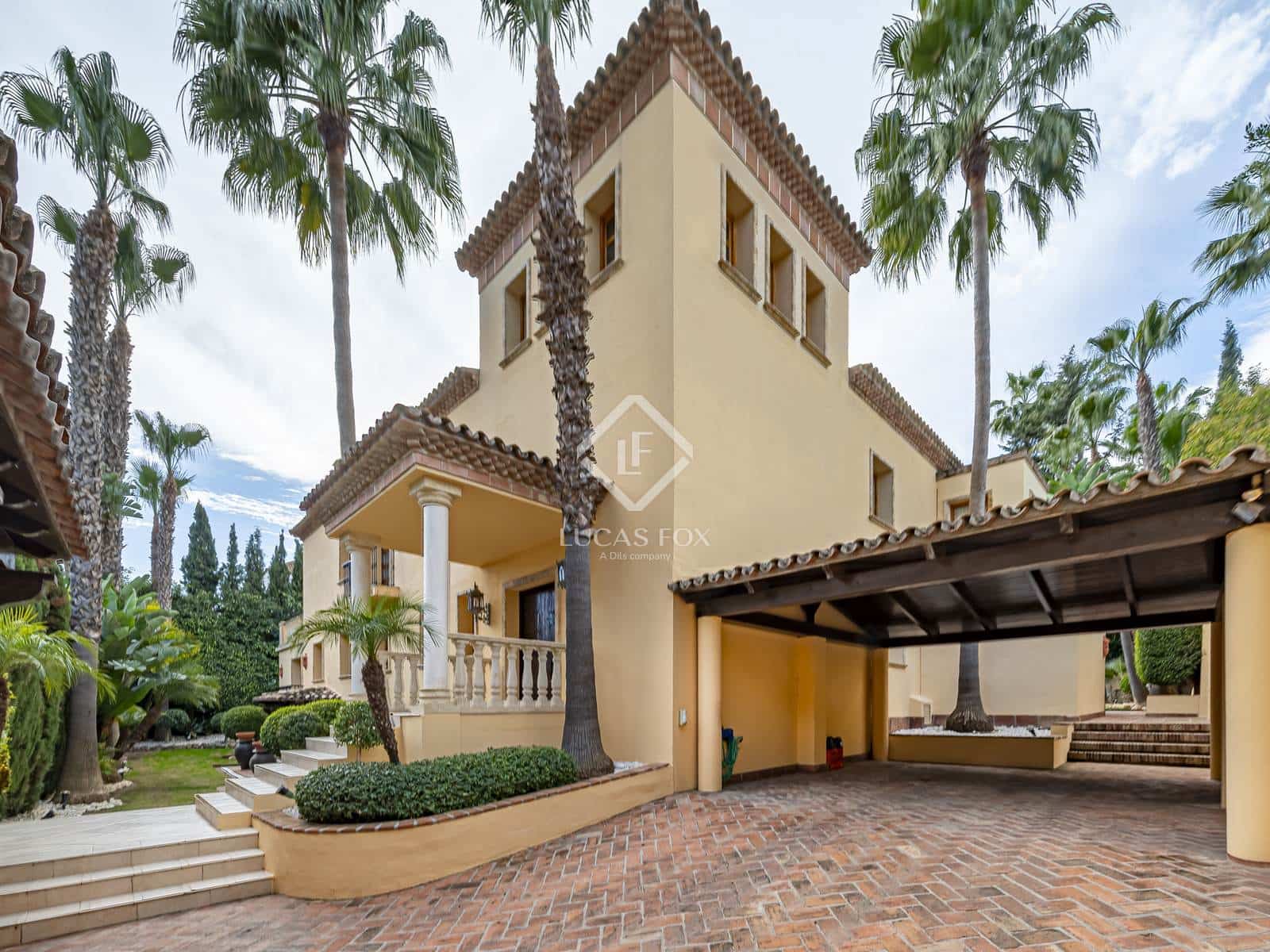 5 bedroom Villa for sale in Nueva Andalucia with pool garage - € 3,495,000 (Ref: 8920043)