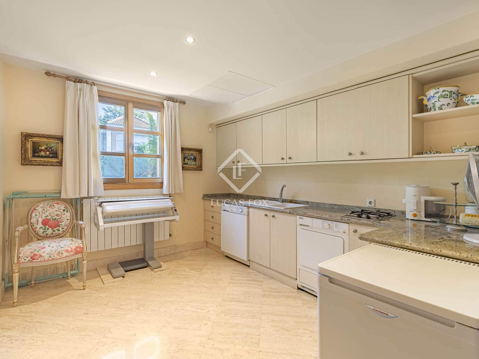 5 bedroom Villa for sale in Nueva Andalucia with pool garage - € 3,495,000 (Ref: 8920043)