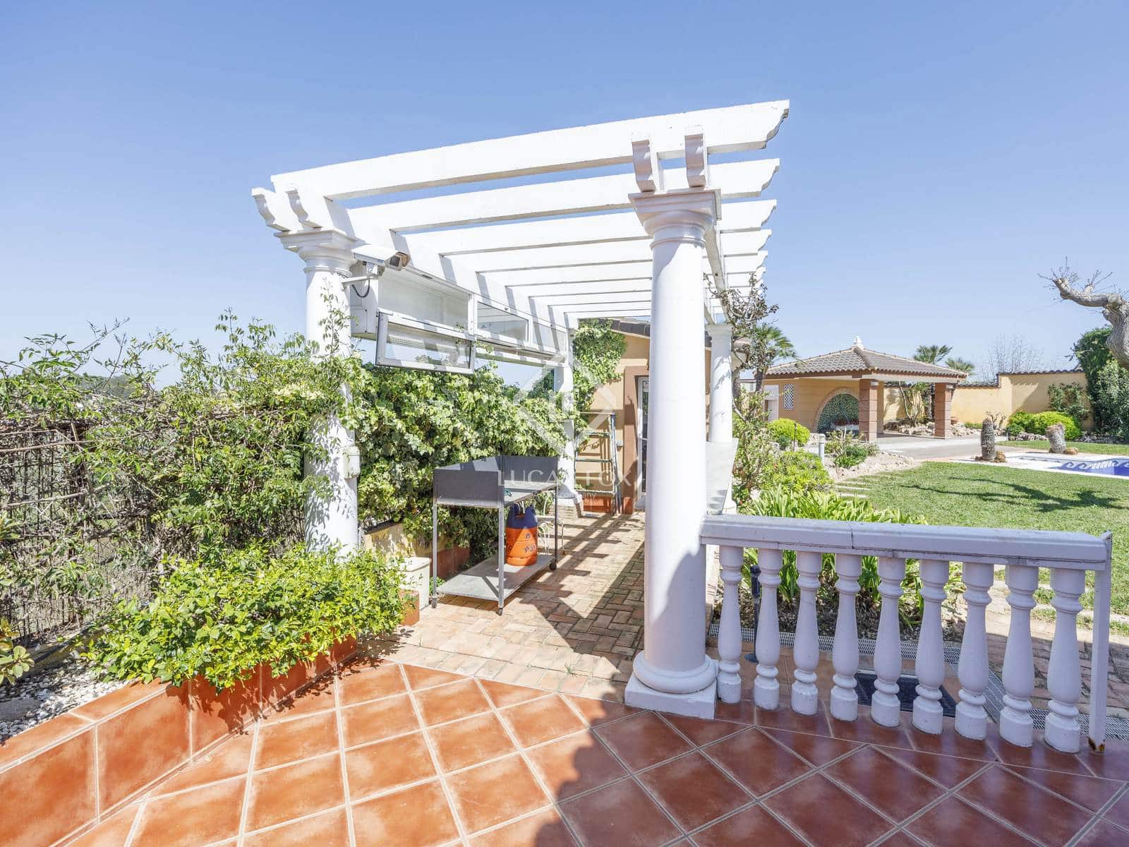 4 soveværelse Villa til salg i Montserrat med swimmingpool garage - € 930.000 (Ref: 8928079)