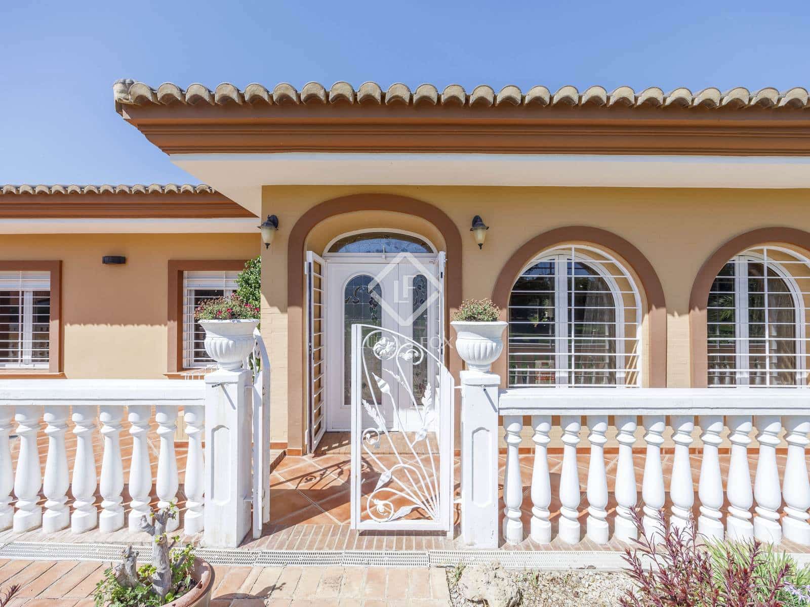 4 soveværelse Villa til salg i Montserrat med swimmingpool garage - € 930.000 (Ref: 8928079)