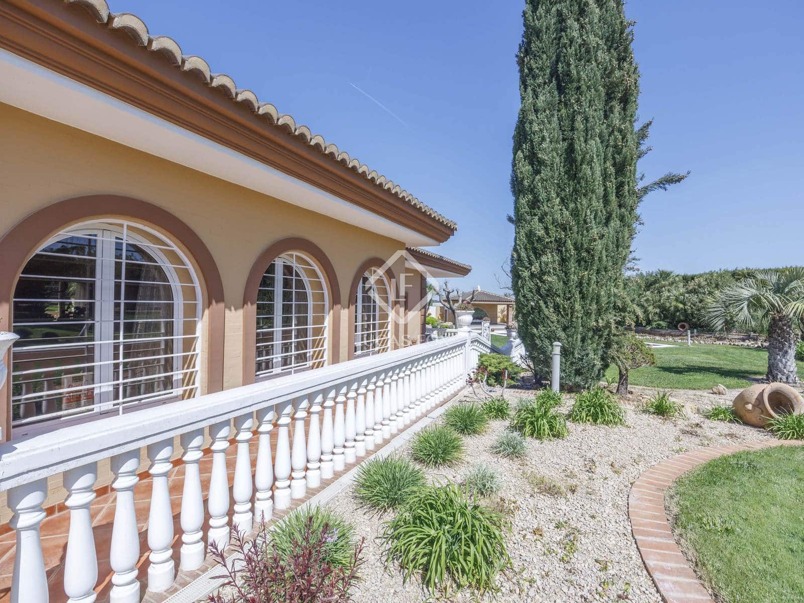 4 soveværelse Villa til salg i Montserrat med swimmingpool garage - € 930.000 (Ref: 8928079)