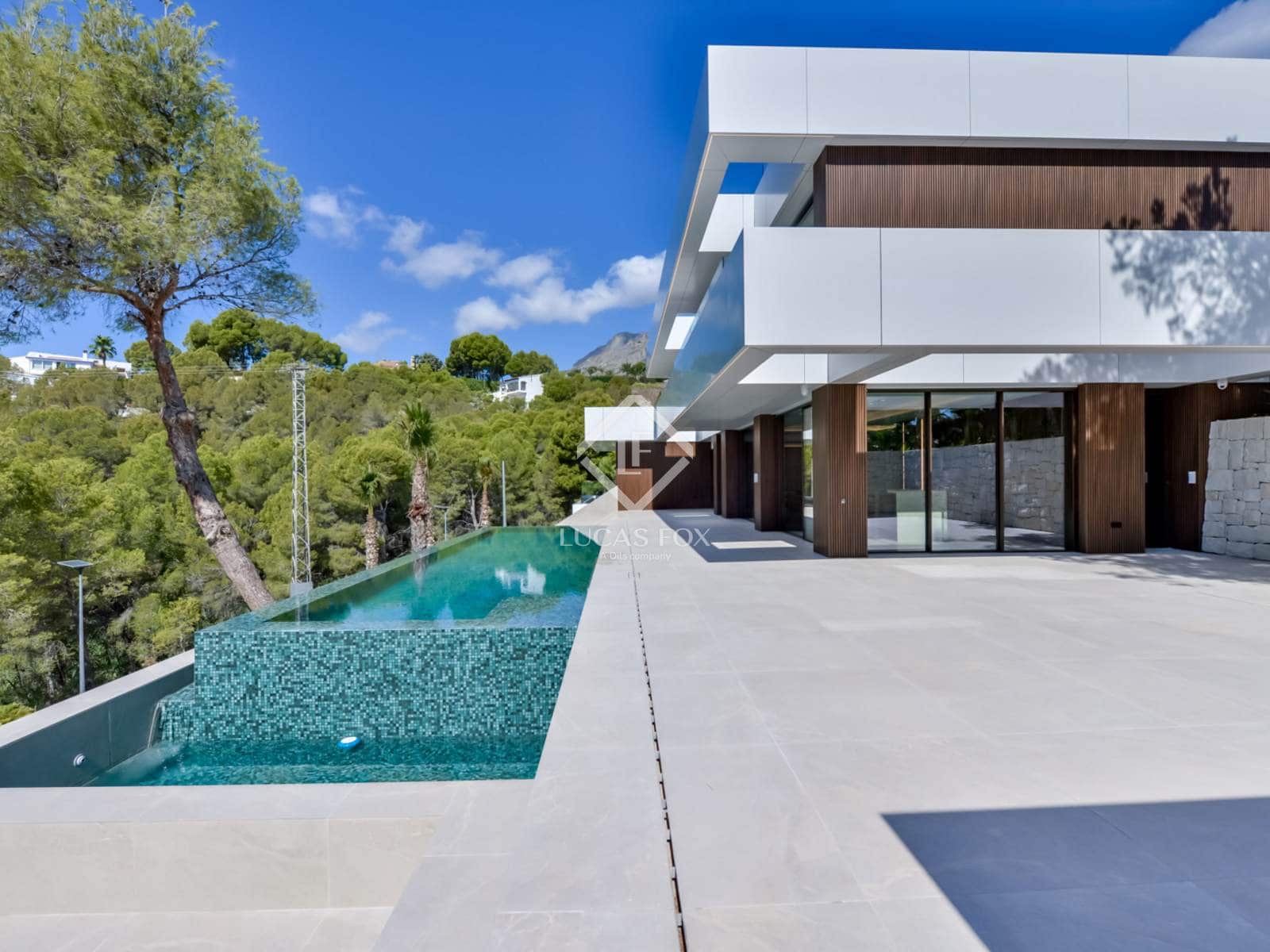 4 bedroom Villa for sale in Altea with pool garage - € 2,795,000 (Ref: 8934607)