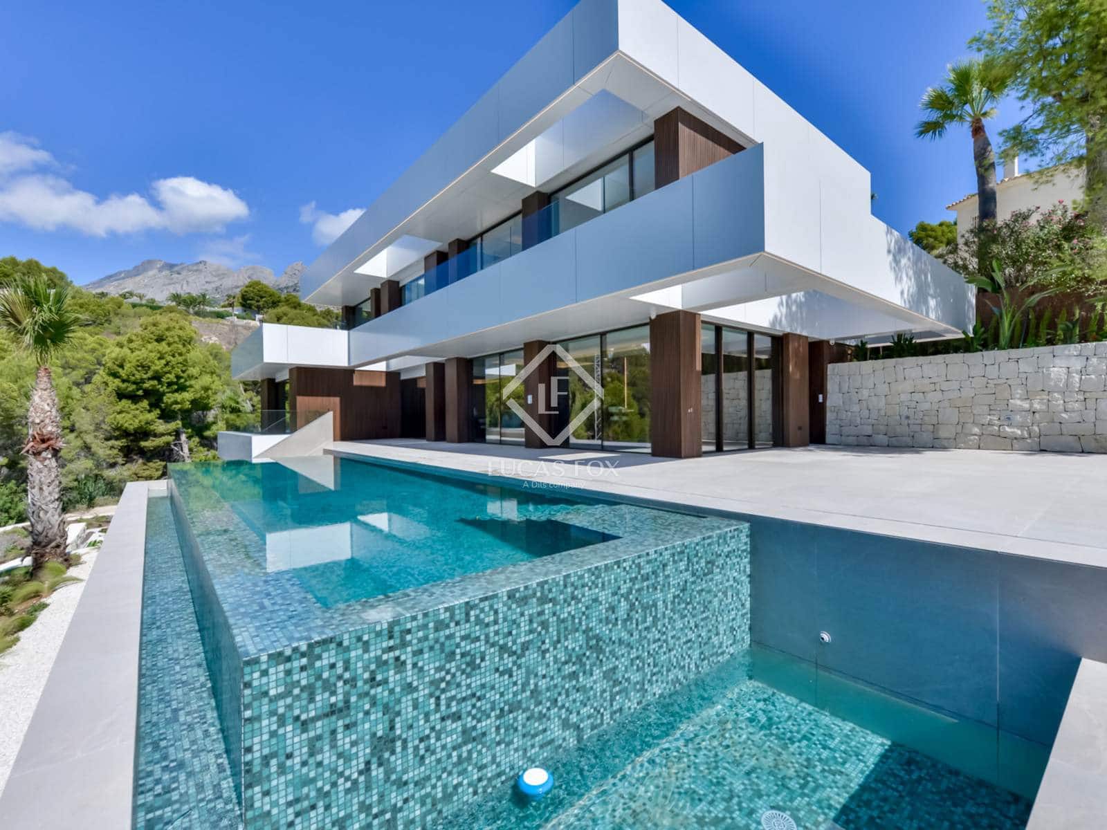 4 bedroom Villa for sale in Altea with pool garage - € 2,795,000 (Ref: 8934607)