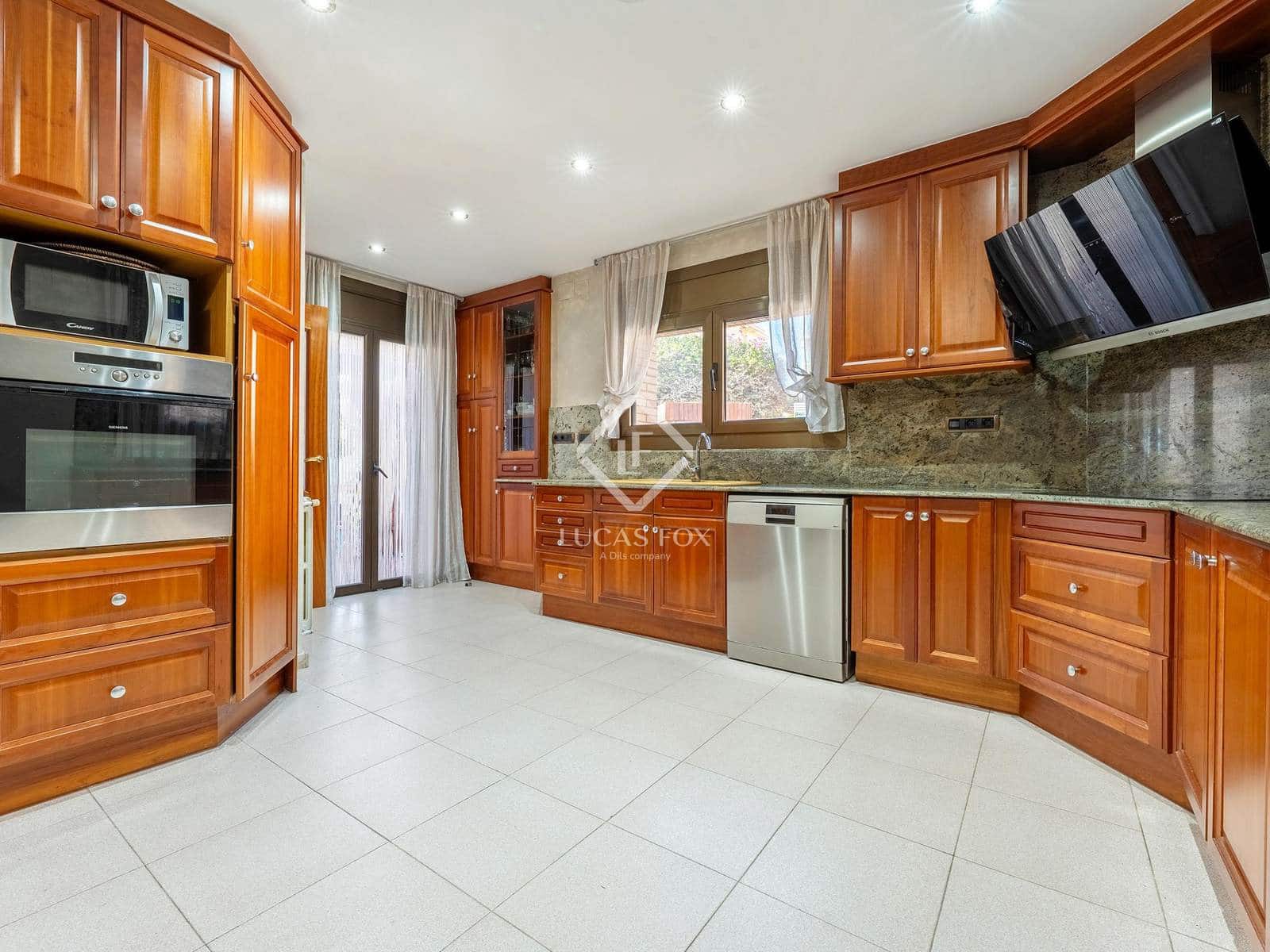 8 soveværelse Villa til salg i Tarragona by med swimmingpool garage - € 1.595.000 (Ref: 8936372)