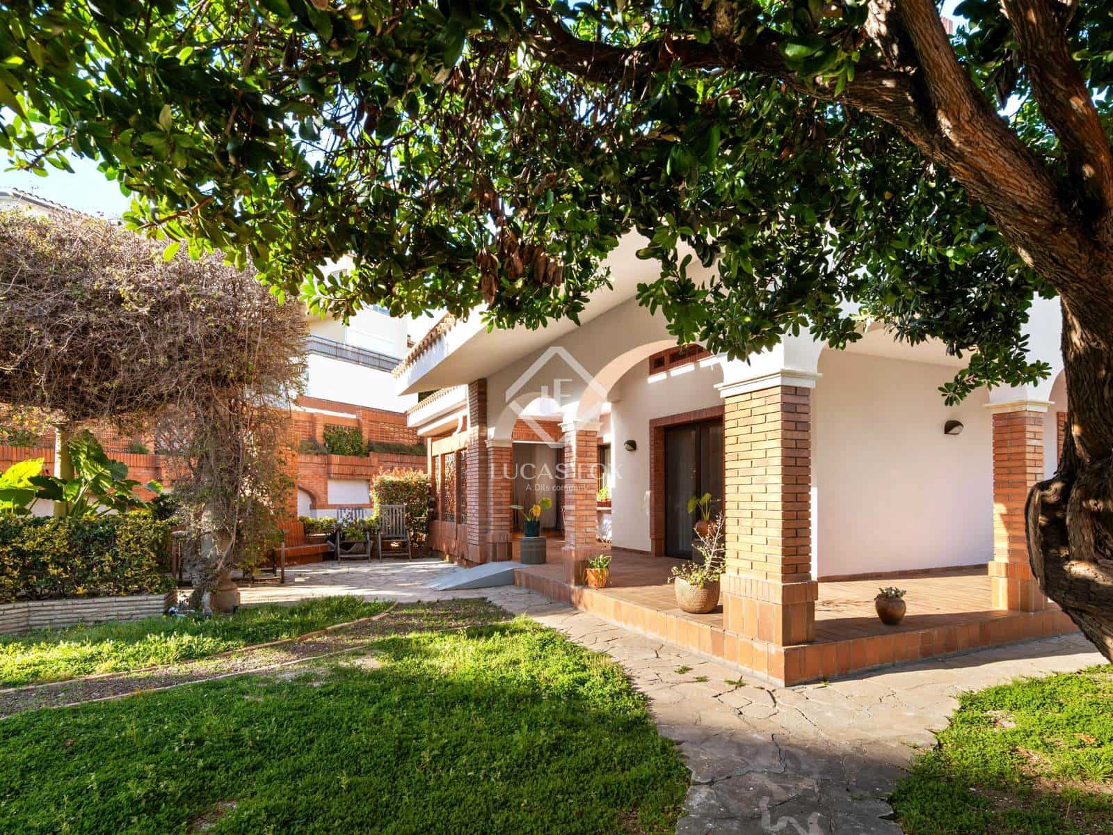 8 soveværelse Villa til salg i Tarragona by med swimmingpool garage - € 1.595.000 (Ref: 8936372)