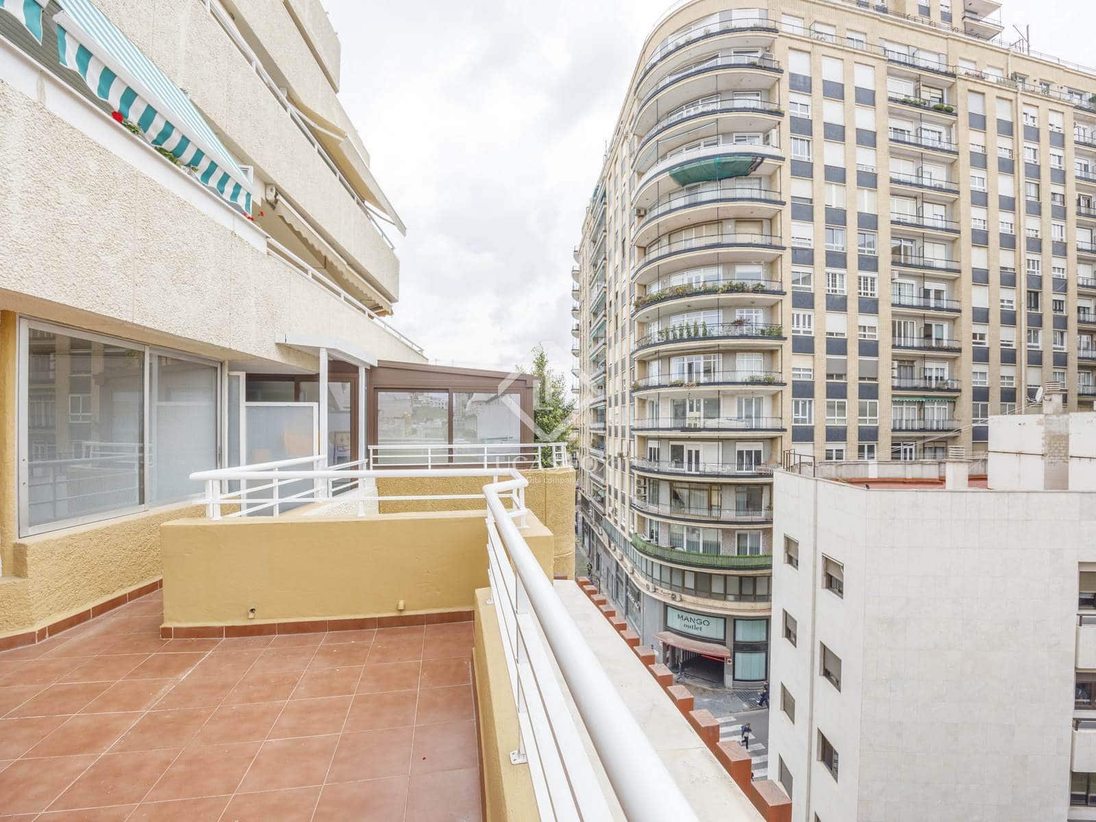 Apartamento de 6 habitaciones en València ciudad en alquiler - 2.700 € (Ref: 8936373)