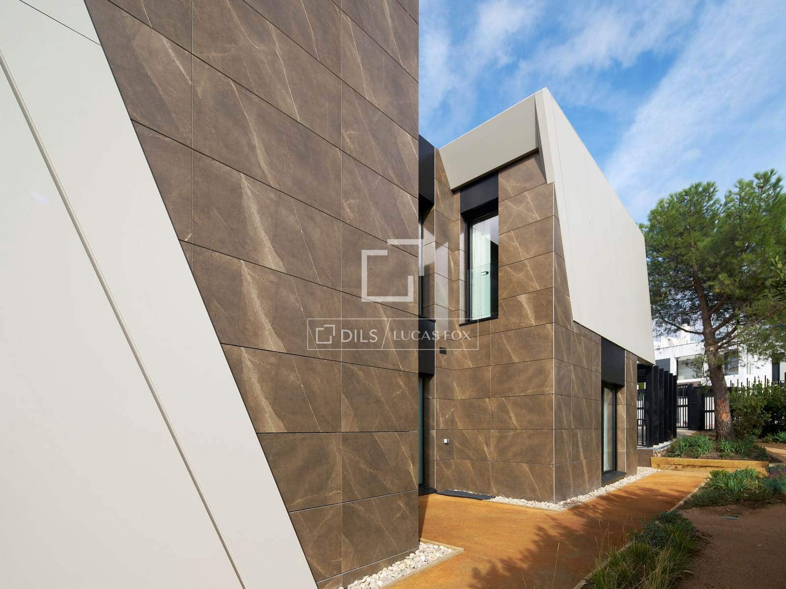 4 bedroom Villa for sale in Madrid city with pool garage - € 1,080,000 (Ref: 8947101)