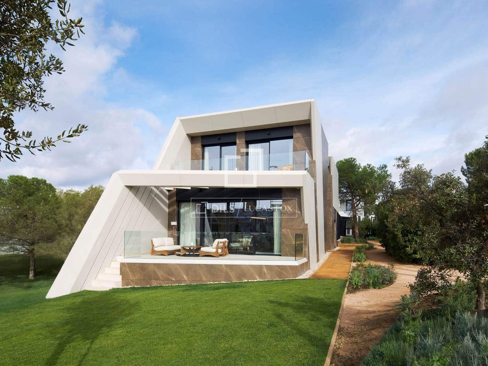 4 bedroom Villa for sale in Madrid city with pool garage - € 1,080,000 (Ref: 8947101)