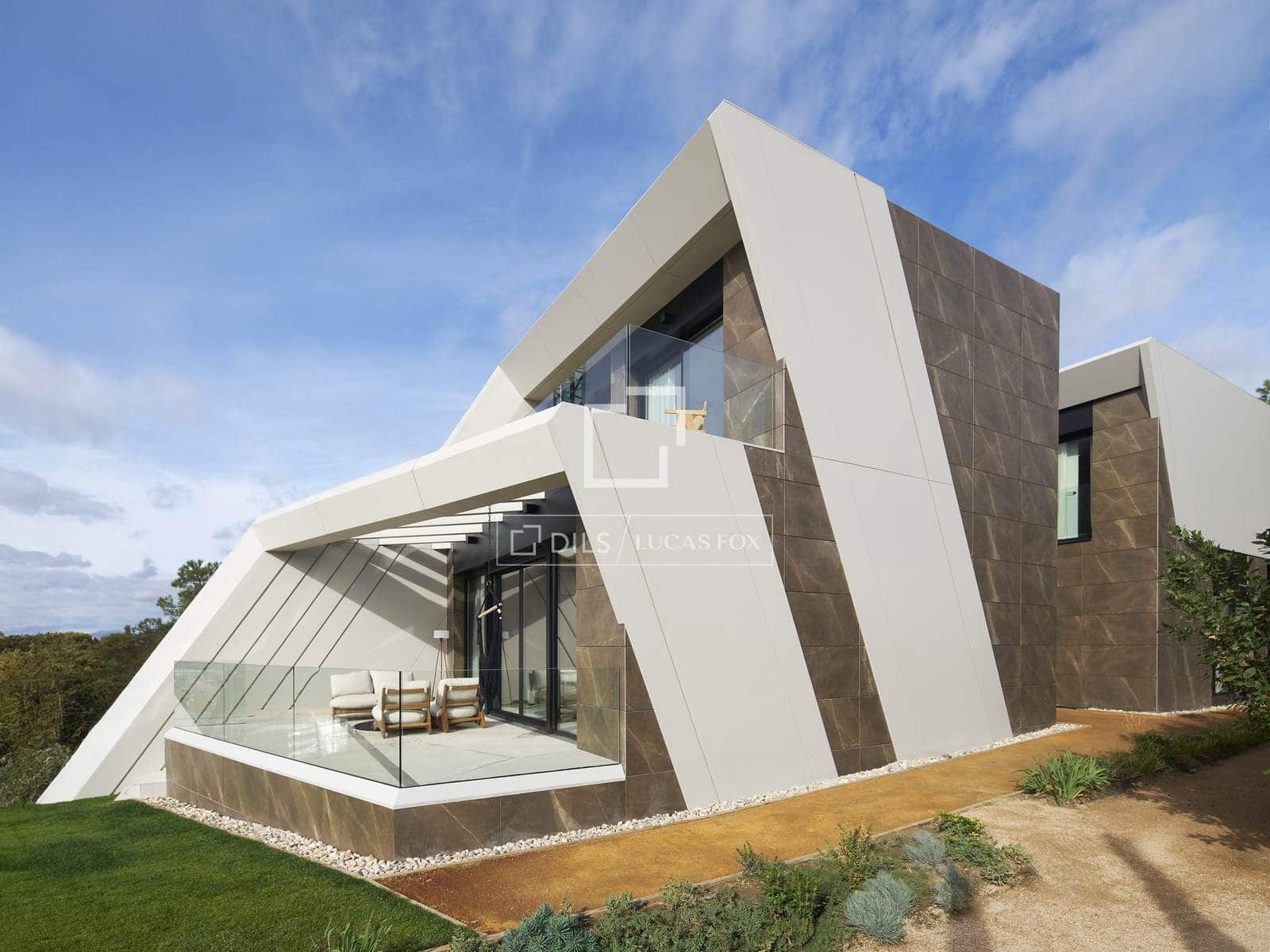4 bedroom Villa for sale in Madrid city with pool garage - € 1,080,000 (Ref: 8947101)
