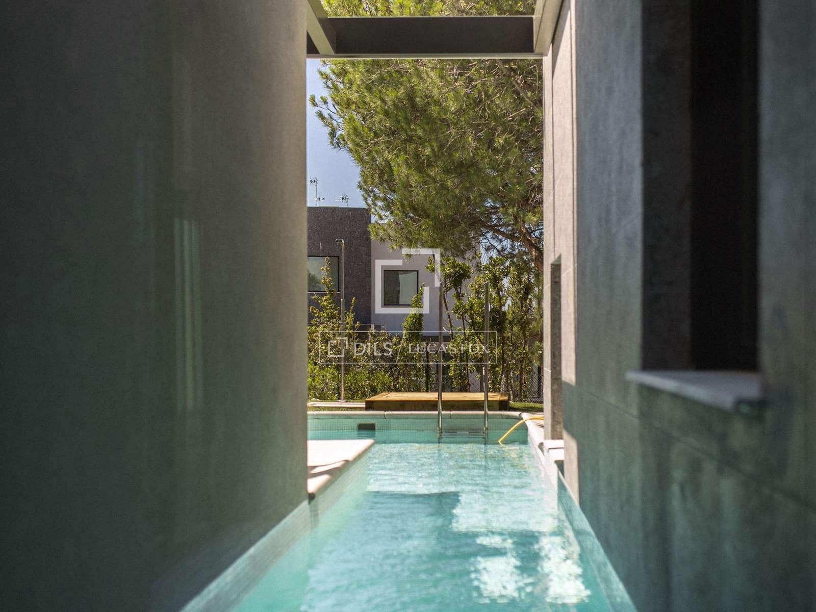 4 soverom Villa til salgs i Madrid by med svømmebasseng garasje - € 1 360 000 (Ref: 8947127)