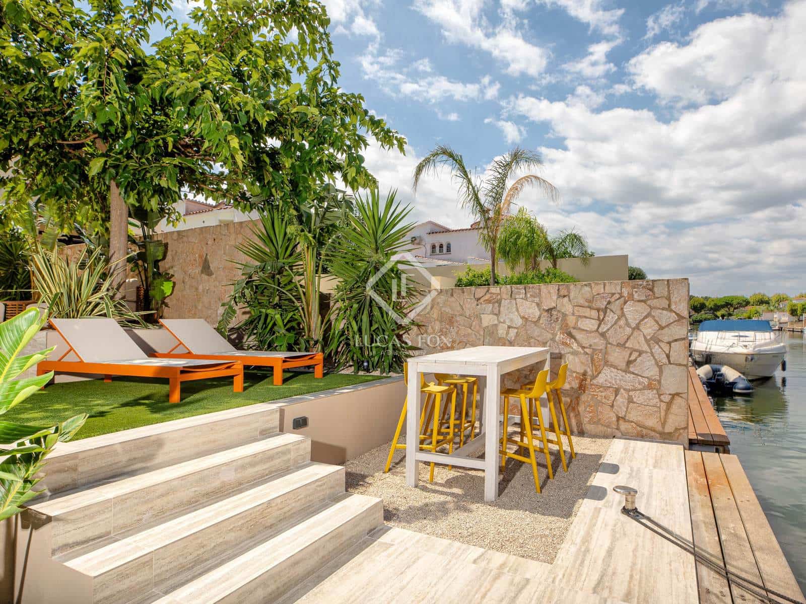 4 soveværelse Villa til salg i Empuriabrava med swimmingpool garage - € 1.450.000 (Ref: 8981411)