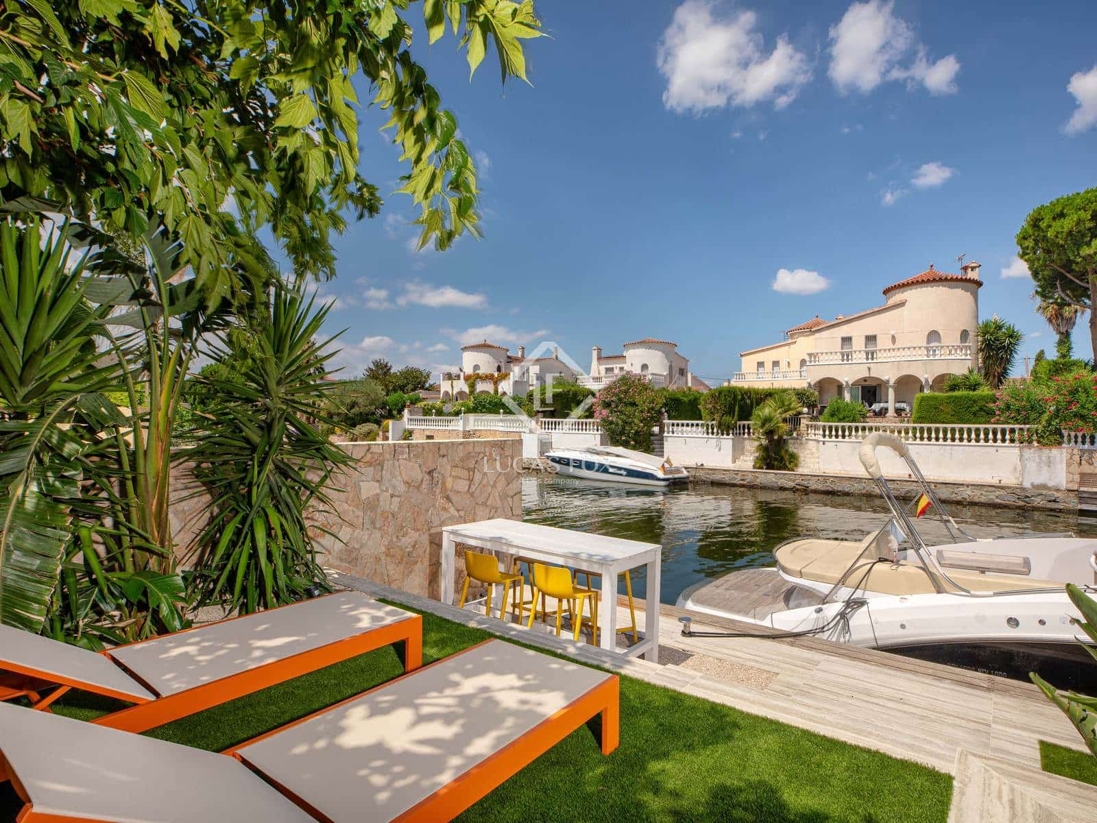 4 soveværelse Villa til salg i Empuriabrava med swimmingpool garage - € 1.450.000 (Ref: 8981411)