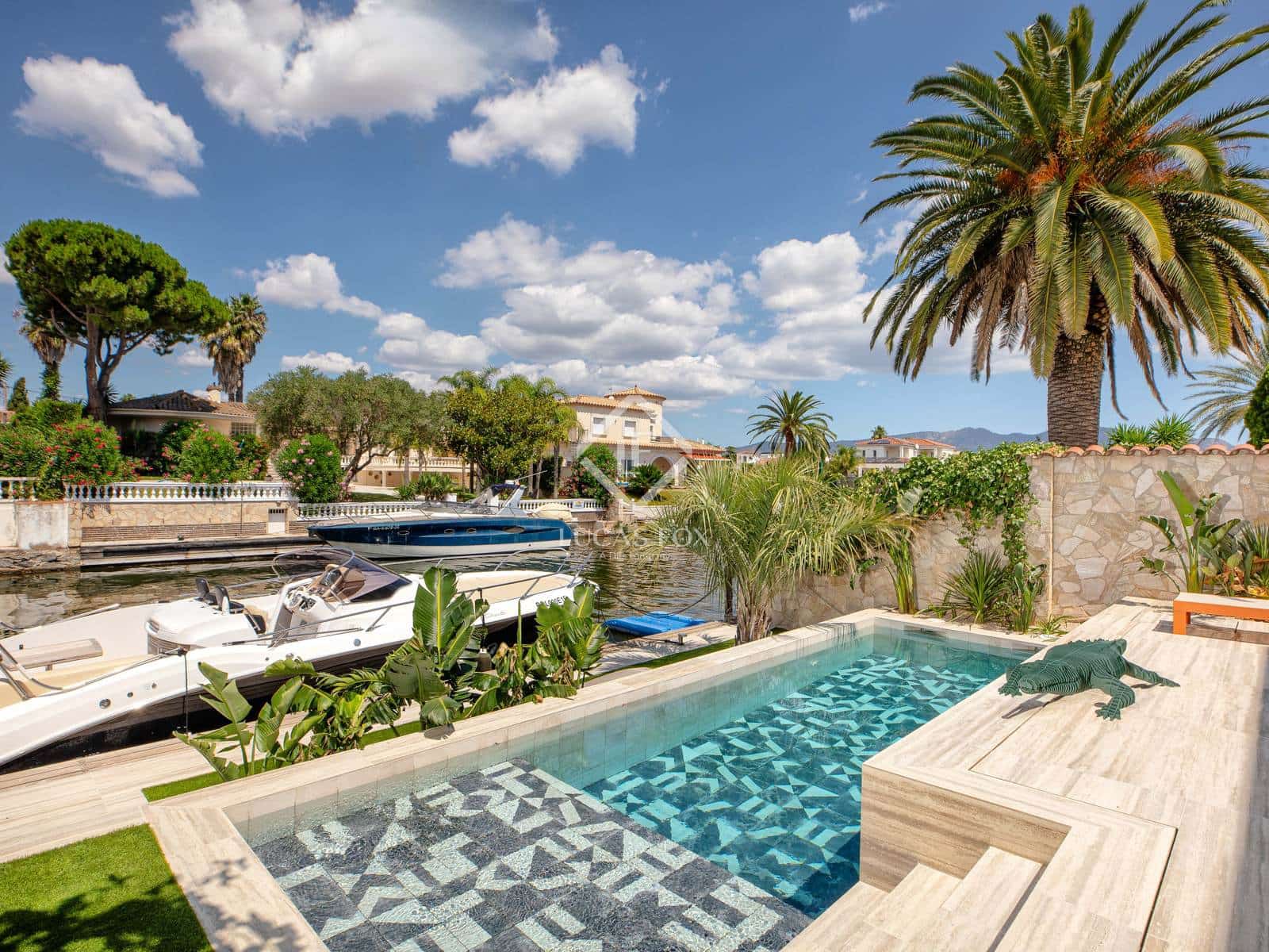 4 soveværelse Villa til salg i Empuriabrava med swimmingpool garage - € 1.450.000 (Ref: 8981411)