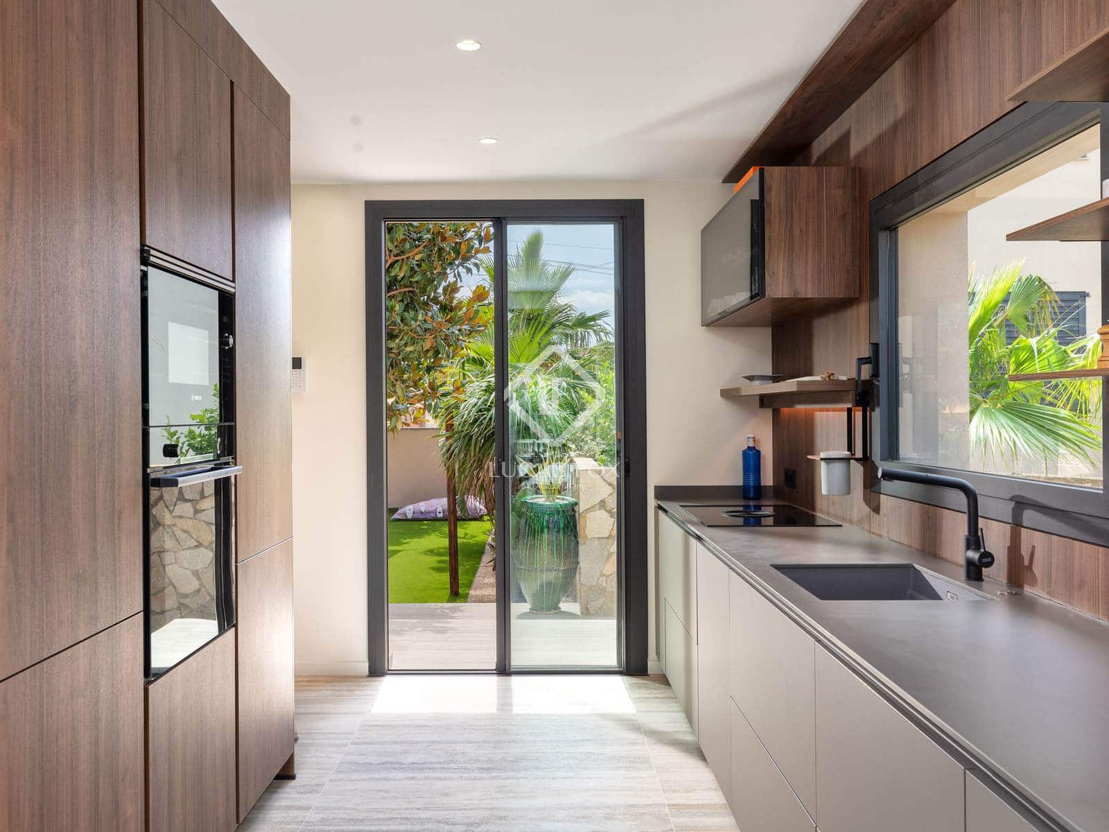 4 soveværelse Villa til salg i Empuriabrava med swimmingpool garage - € 1.450.000 (Ref: 8981411)