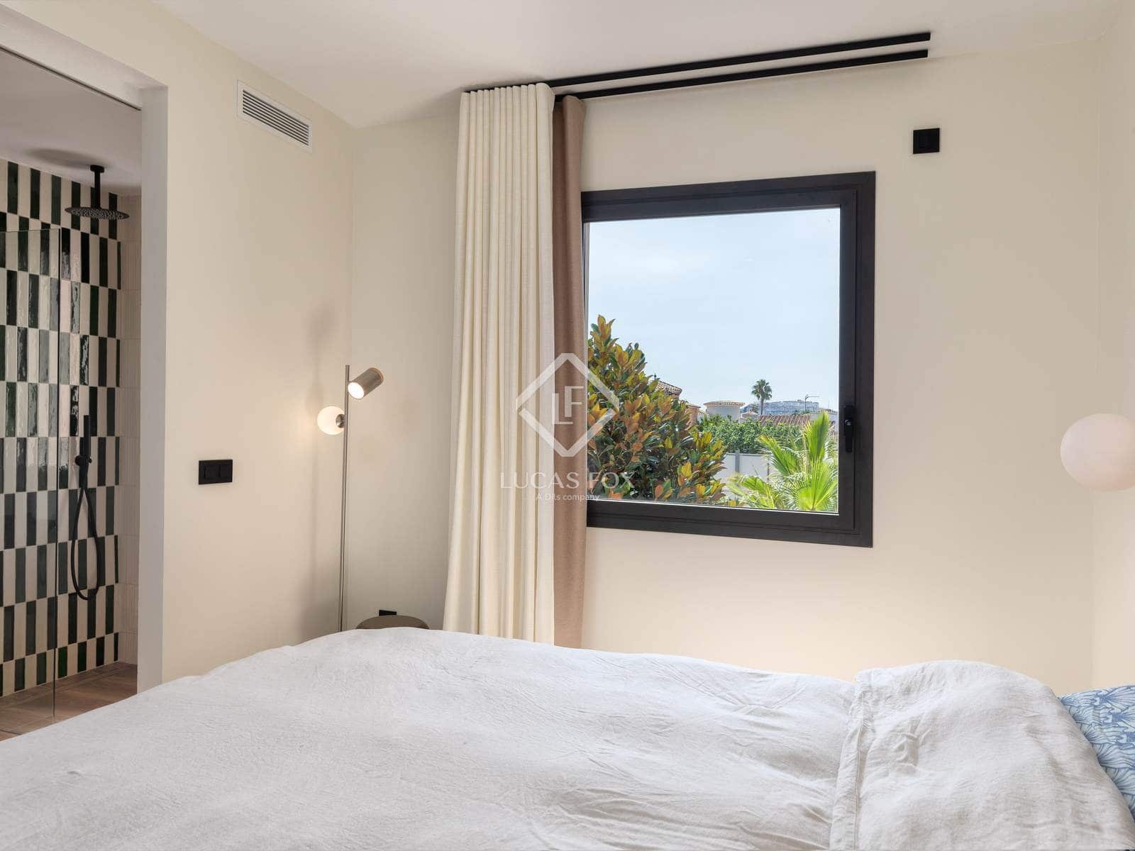 4 soveværelse Villa til salg i Empuriabrava med swimmingpool garage - € 1.450.000 (Ref: 8981411)