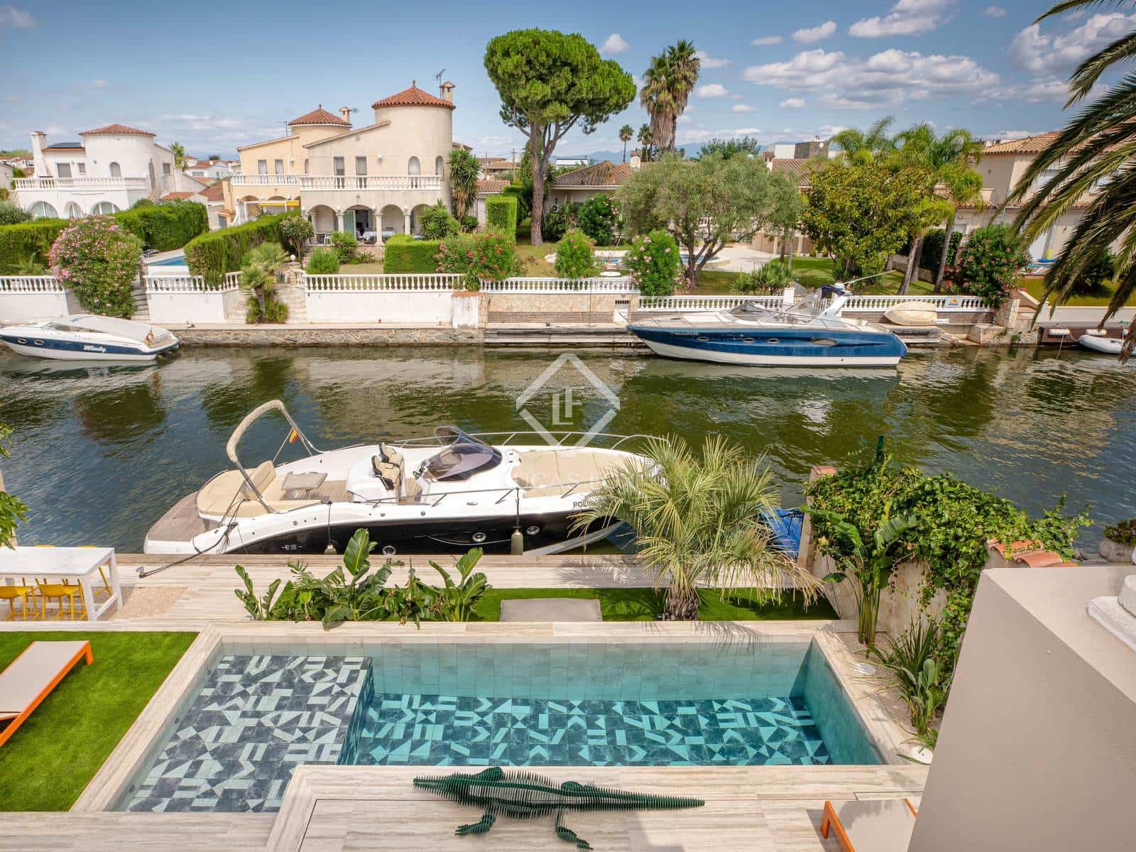 4 soveværelse Villa til salg i Empuriabrava med swimmingpool garage - € 1.450.000 (Ref: 8981411)