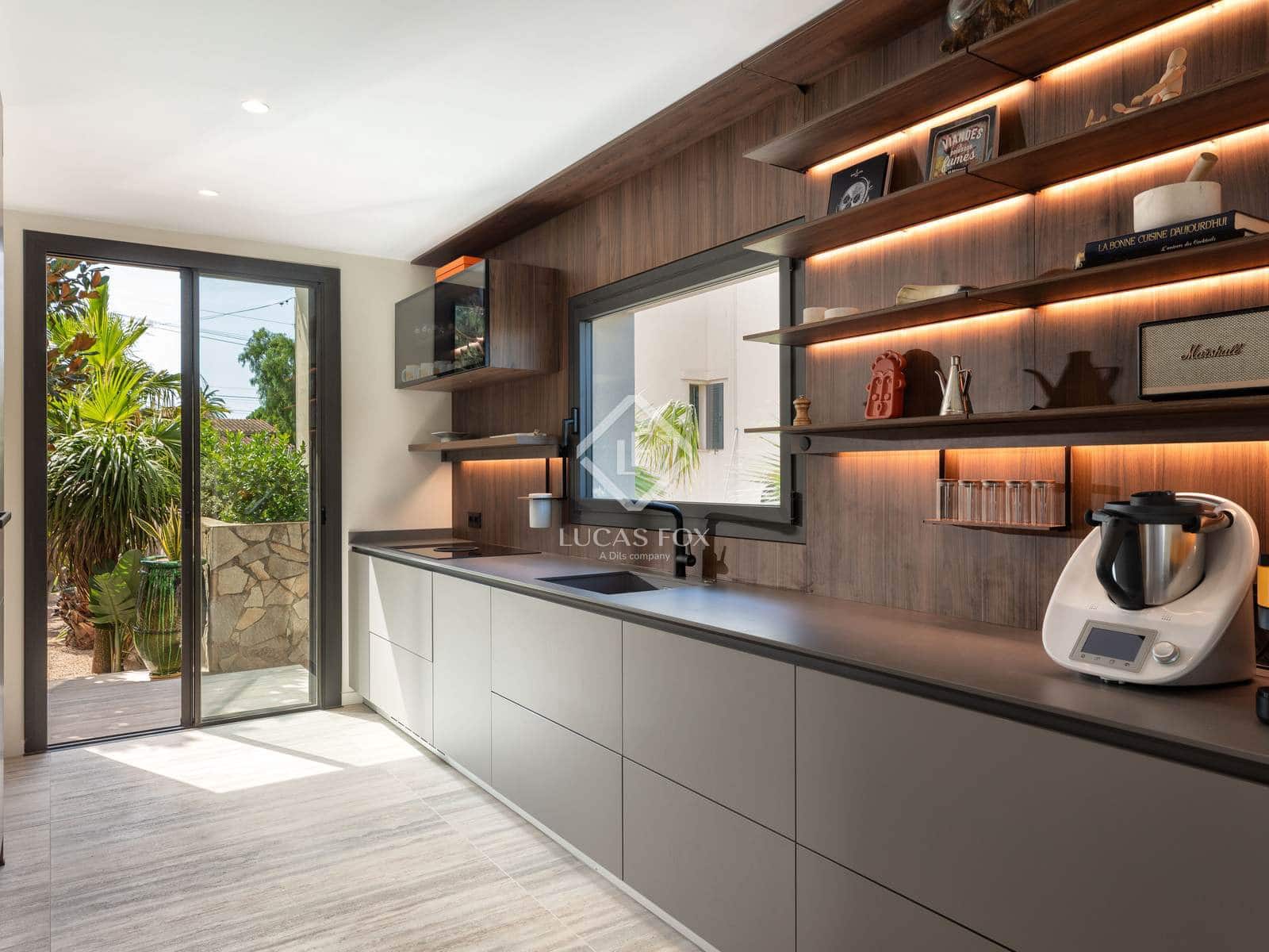 4 soveværelse Villa til salg i Empuriabrava med swimmingpool garage - € 1.450.000 (Ref: 8981411)