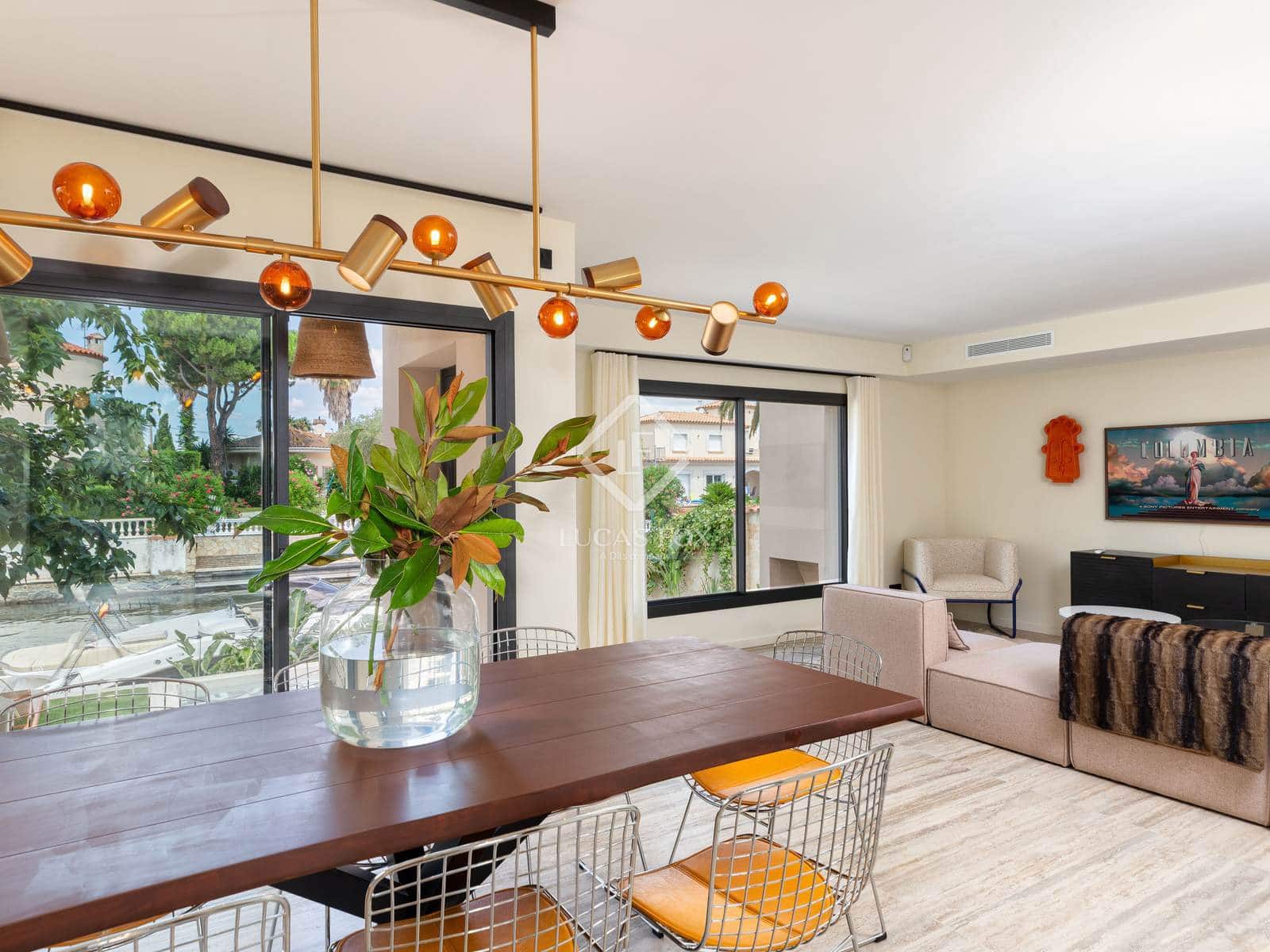 4 soveværelse Villa til salg i Empuriabrava med swimmingpool garage - € 1.450.000 (Ref: 8981411)