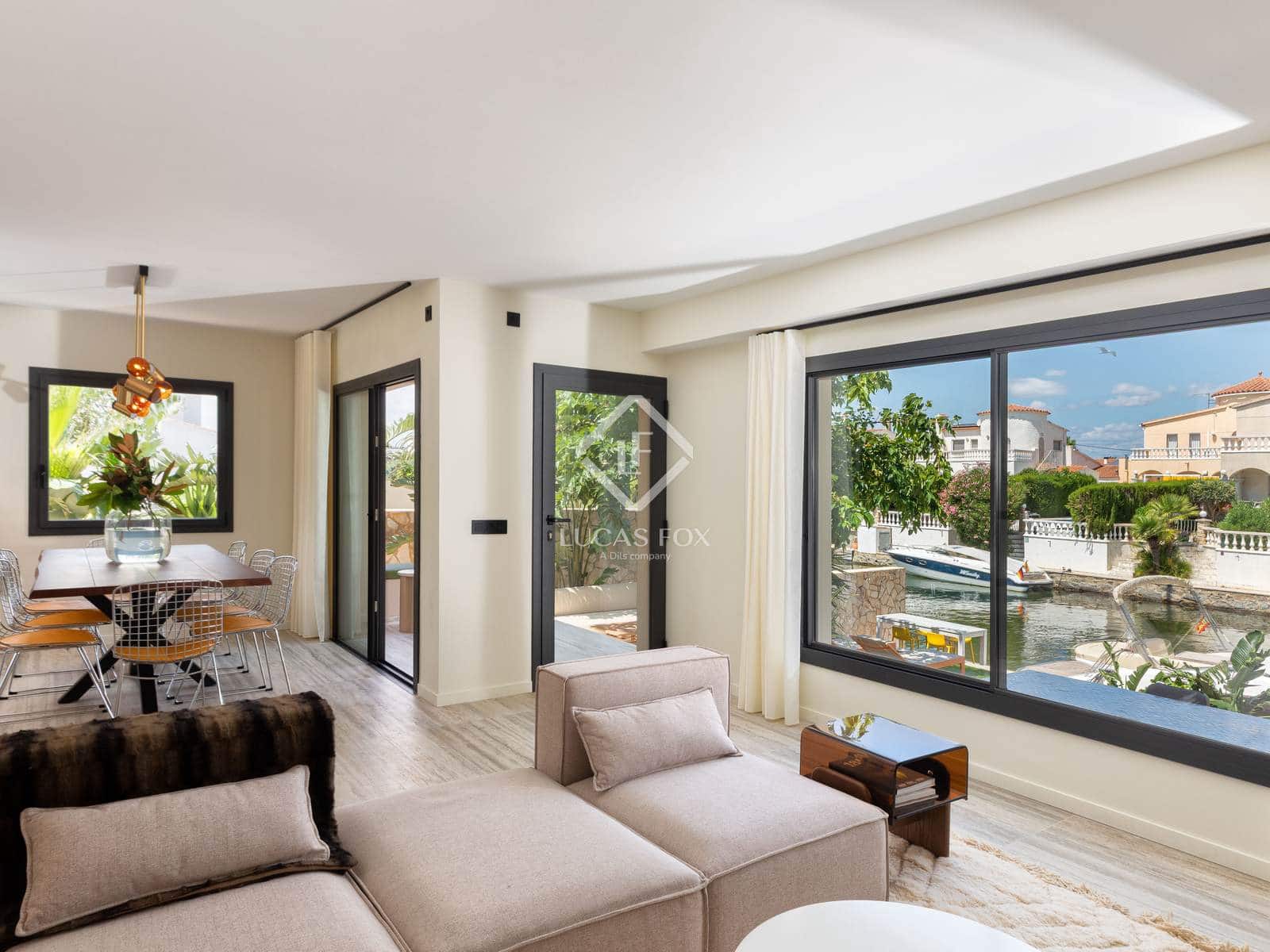 4 soveværelse Villa til salg i Empuriabrava med swimmingpool garage - € 1.450.000 (Ref: 8981411)