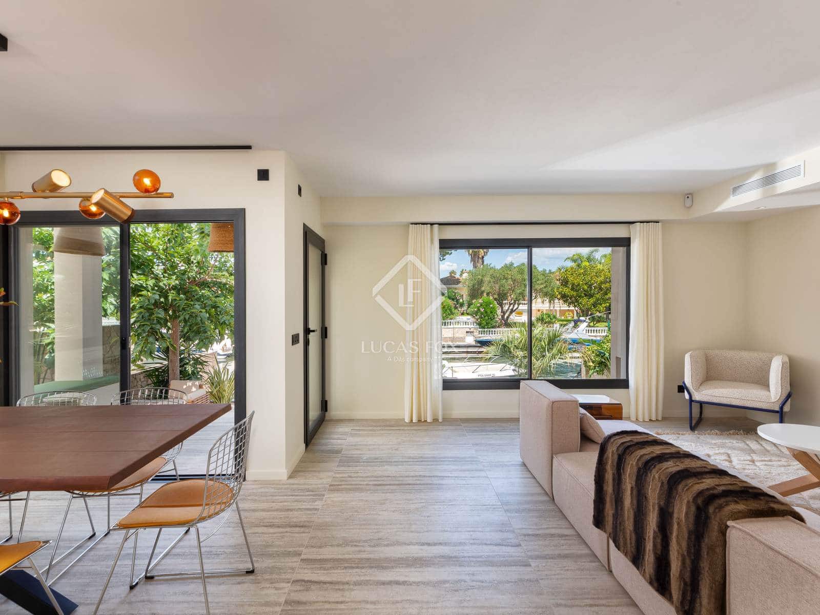 4 soveværelse Villa til salg i Empuriabrava med swimmingpool garage - € 1.450.000 (Ref: 8981411)