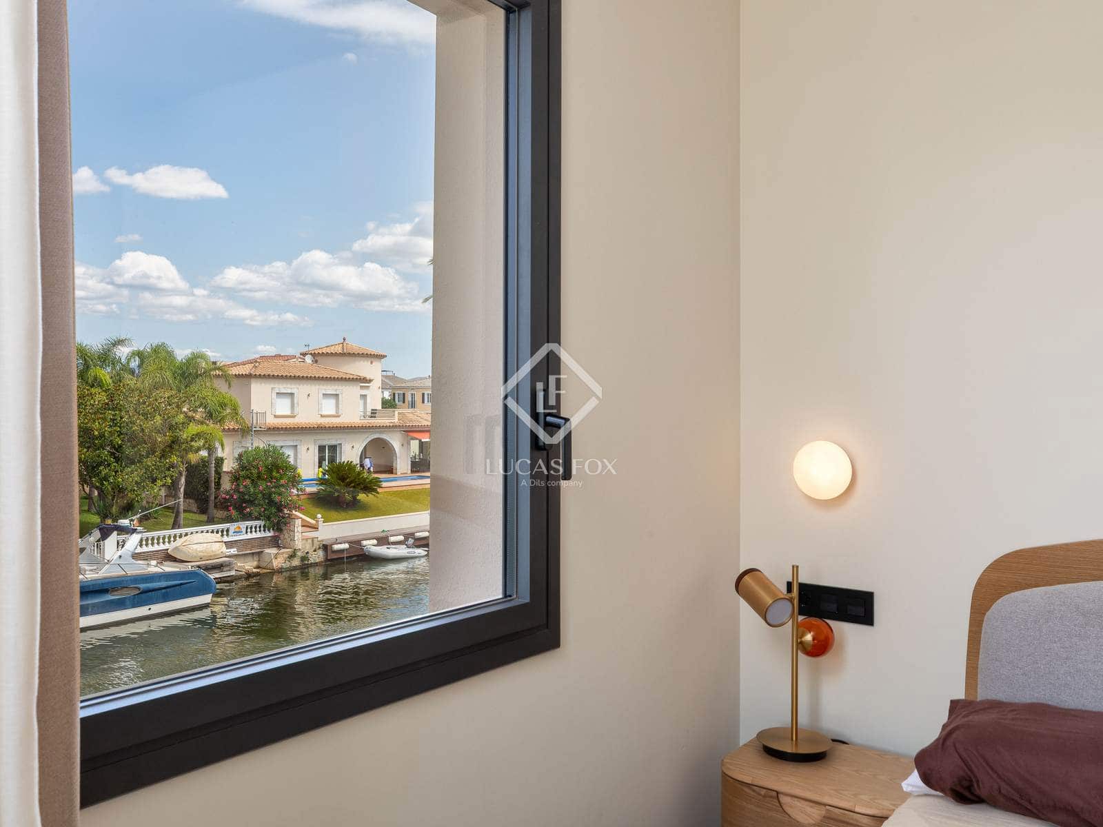 4 soveværelse Villa til salg i Empuriabrava med swimmingpool garage - € 1.450.000 (Ref: 8981411)