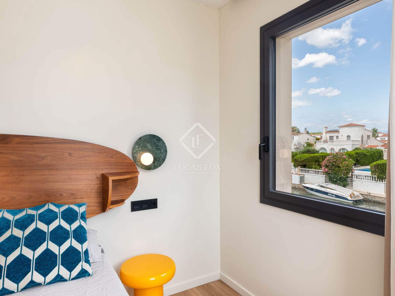 4 soveværelse Villa til salg i Empuriabrava med swimmingpool garage - € 1.450.000 (Ref: 8981411)