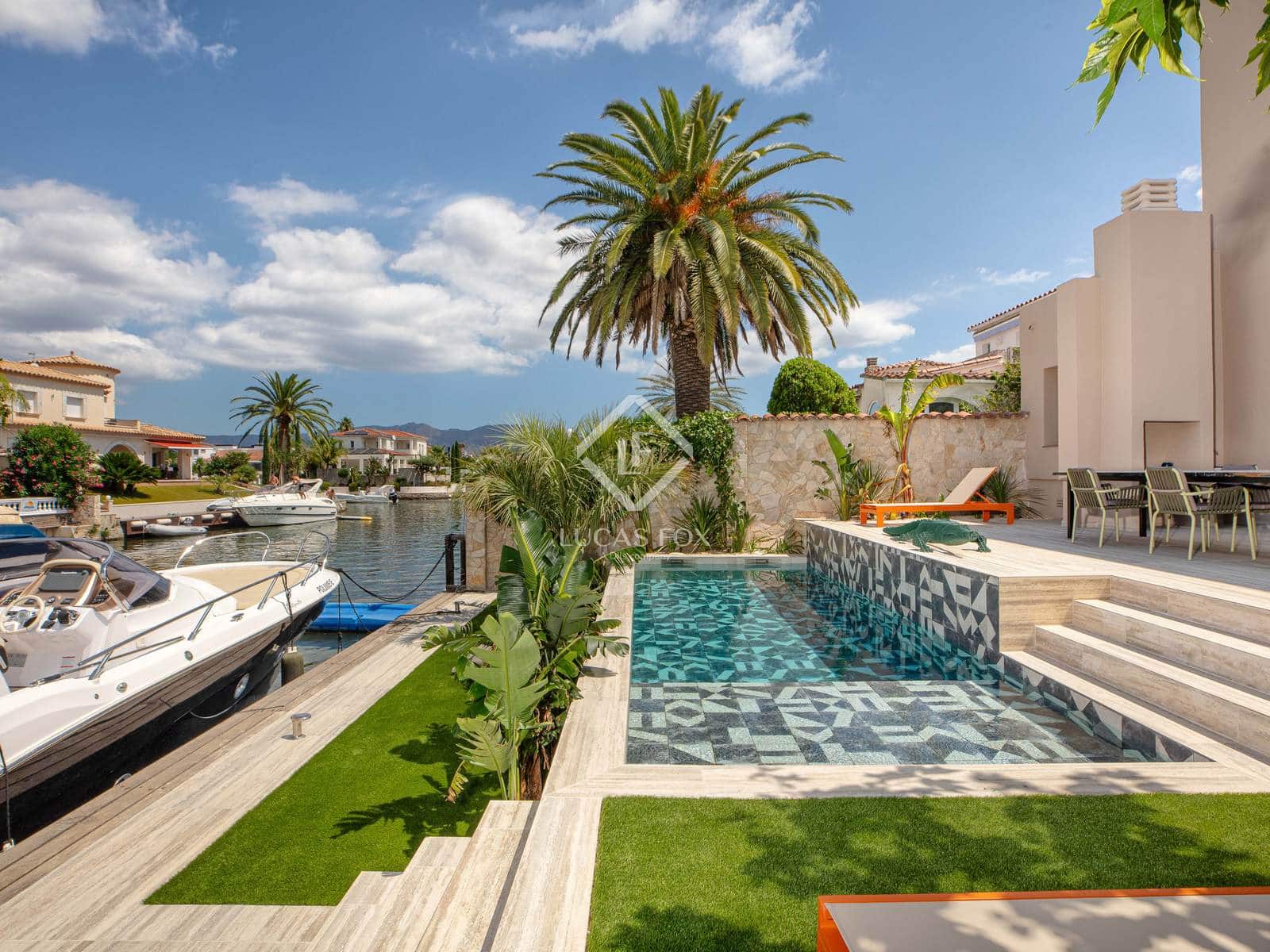 4 soveværelse Villa til salg i Empuriabrava med swimmingpool garage - € 1.450.000 (Ref: 8981411)