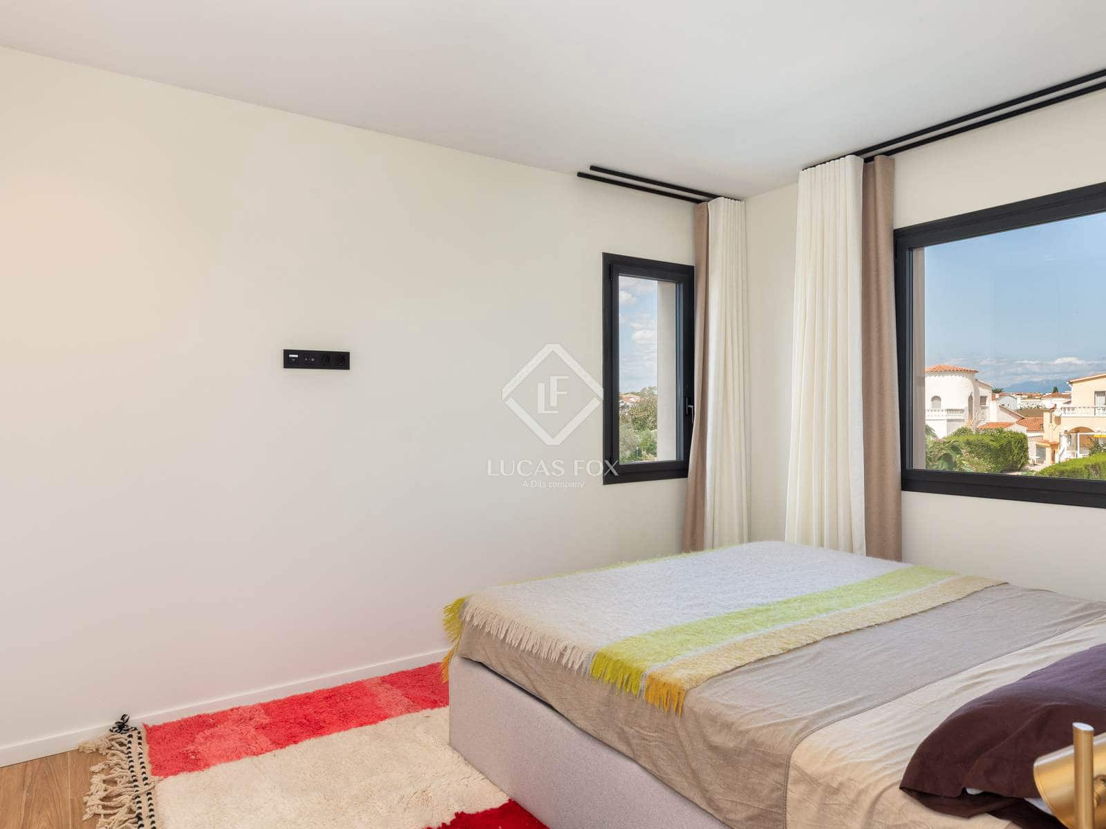 4 soveværelse Villa til salg i Empuriabrava med swimmingpool garage - € 1.450.000 (Ref: 8981411)