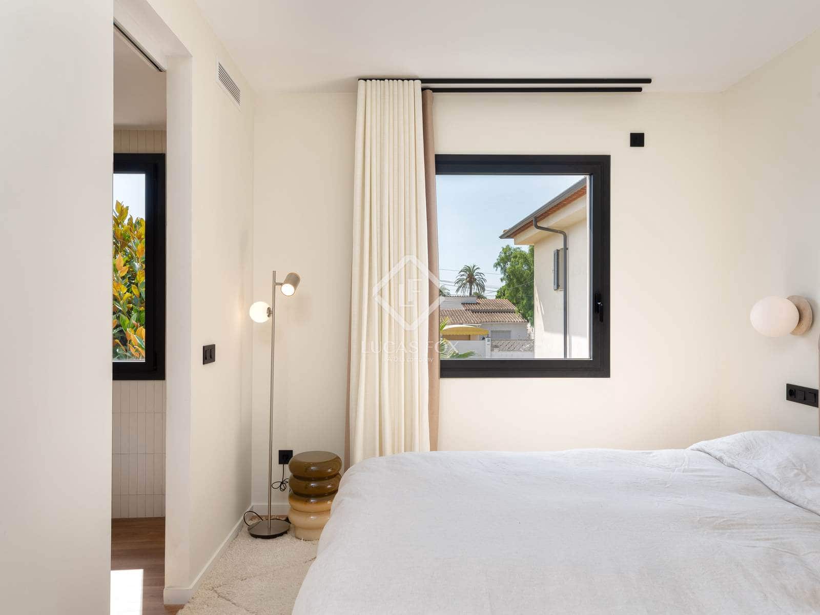 4 soveværelse Villa til salg i Empuriabrava med swimmingpool garage - € 1.450.000 (Ref: 8981411)