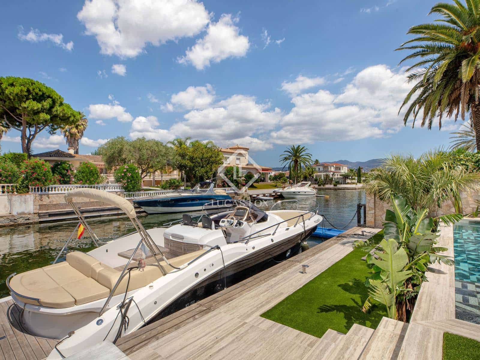 4 soveværelse Villa til salg i Empuriabrava med swimmingpool garage - € 1.450.000 (Ref: 8981411)