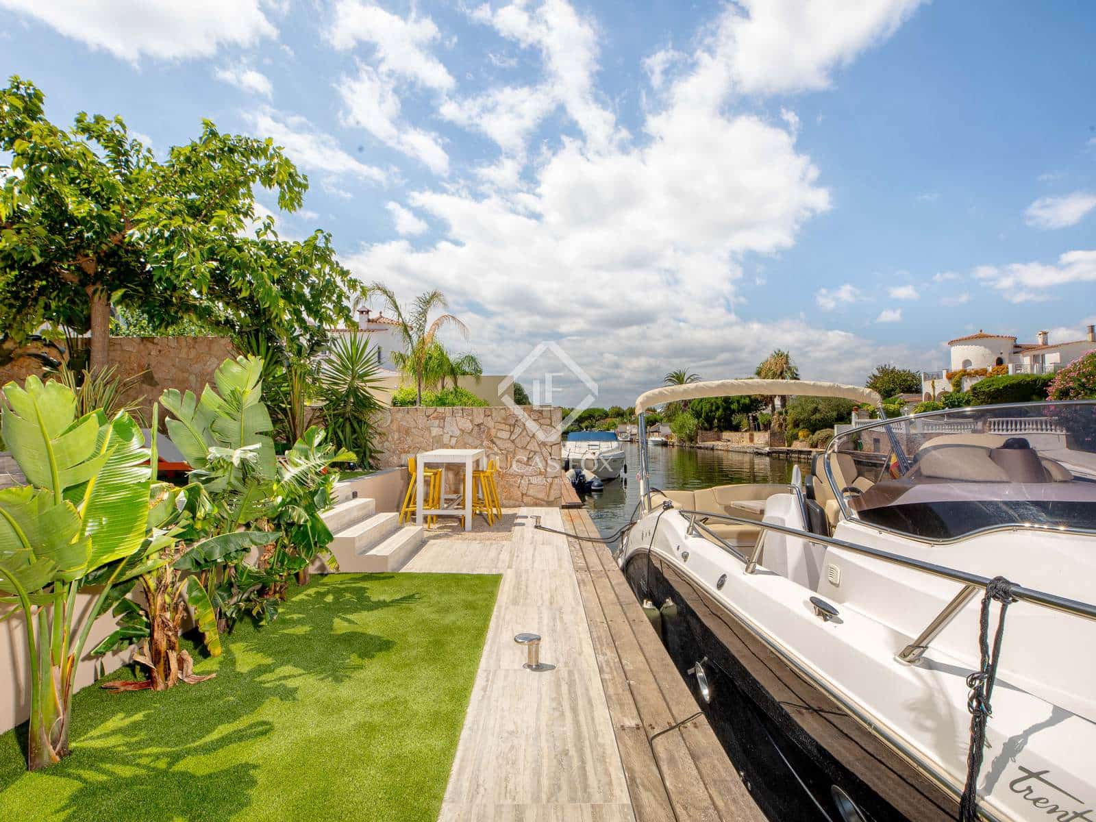 4 soveværelse Villa til salg i Empuriabrava med swimmingpool garage - € 1.450.000 (Ref: 8981411)