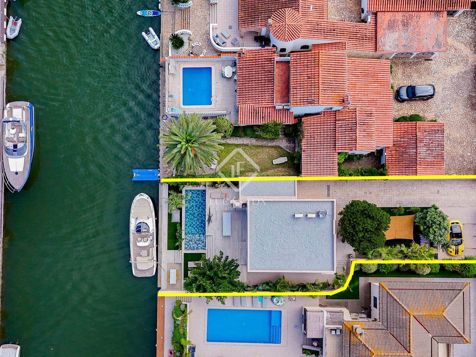 4 soveværelse Villa til salg i Empuriabrava med swimmingpool garage - € 1.450.000 (Ref: 8981411)