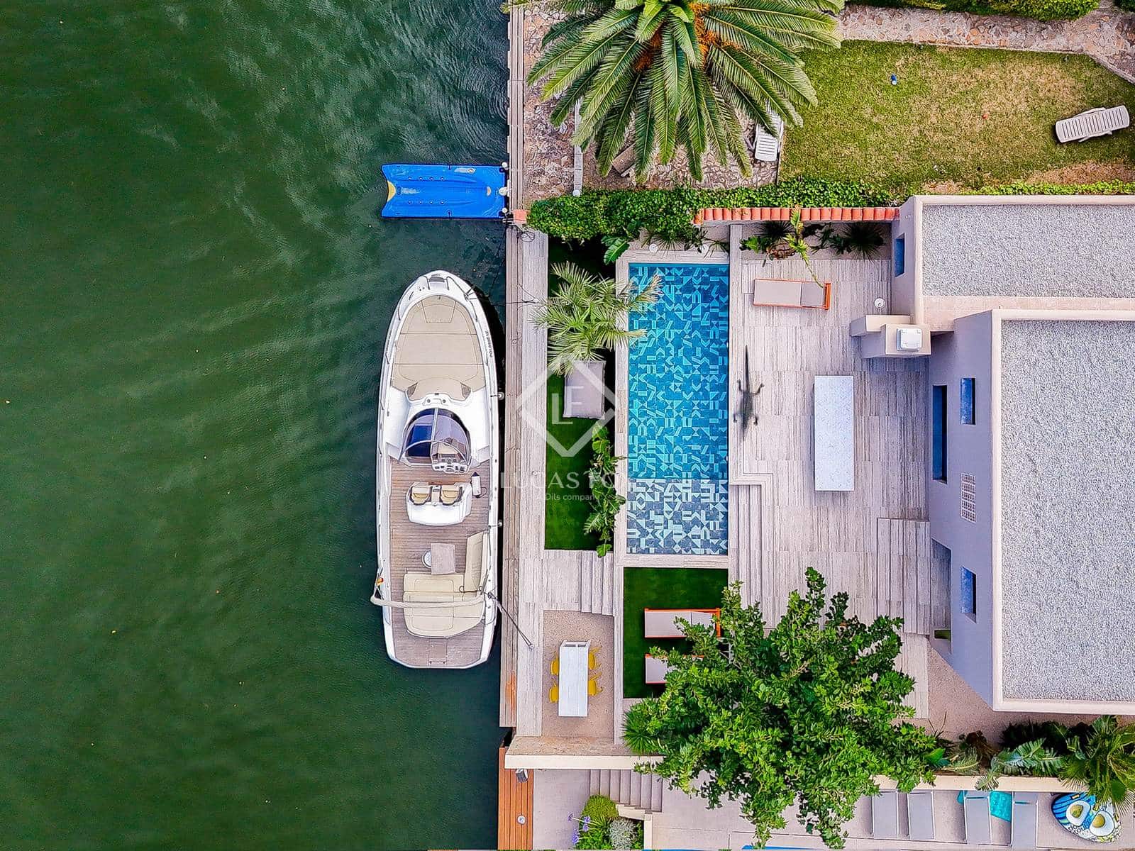 4 soveværelse Villa til salg i Empuriabrava med swimmingpool garage - € 1.450.000 (Ref: 8981411)