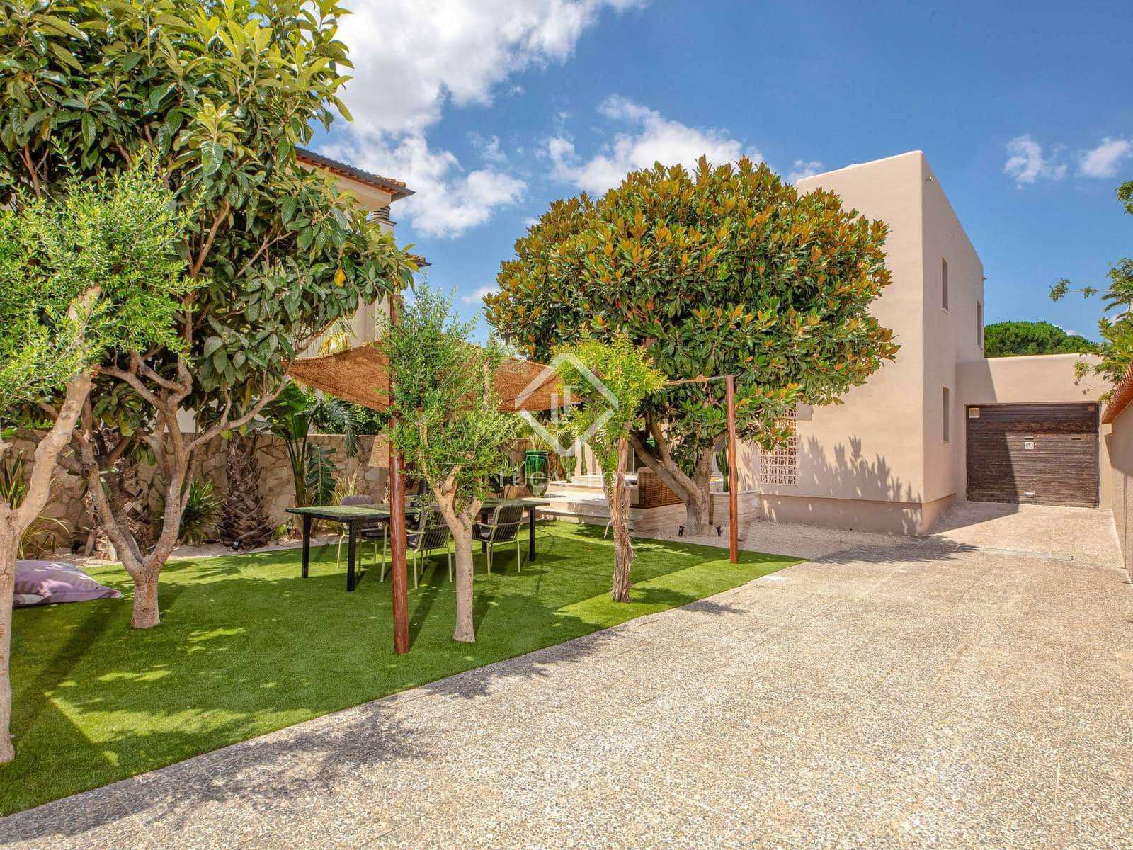 4 soveværelse Villa til salg i Empuriabrava med swimmingpool garage - € 1.450.000 (Ref: 8981411)