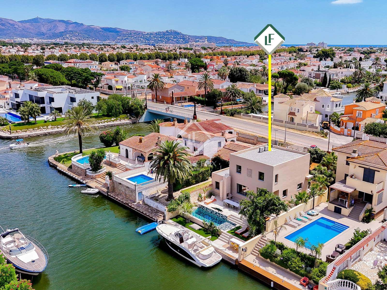 4 soveværelse Villa til salg i Empuriabrava med swimmingpool garage - € 1.450.000 (Ref: 8981411)