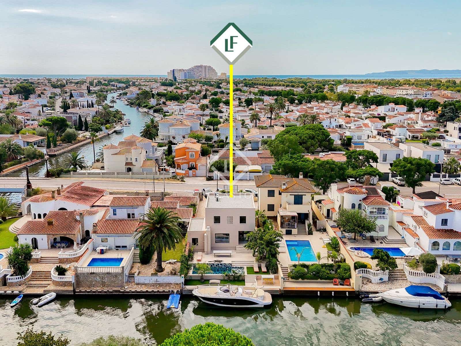 4 soveværelse Villa til salg i Empuriabrava med swimmingpool garage - € 1.450.000 (Ref: 8981411)