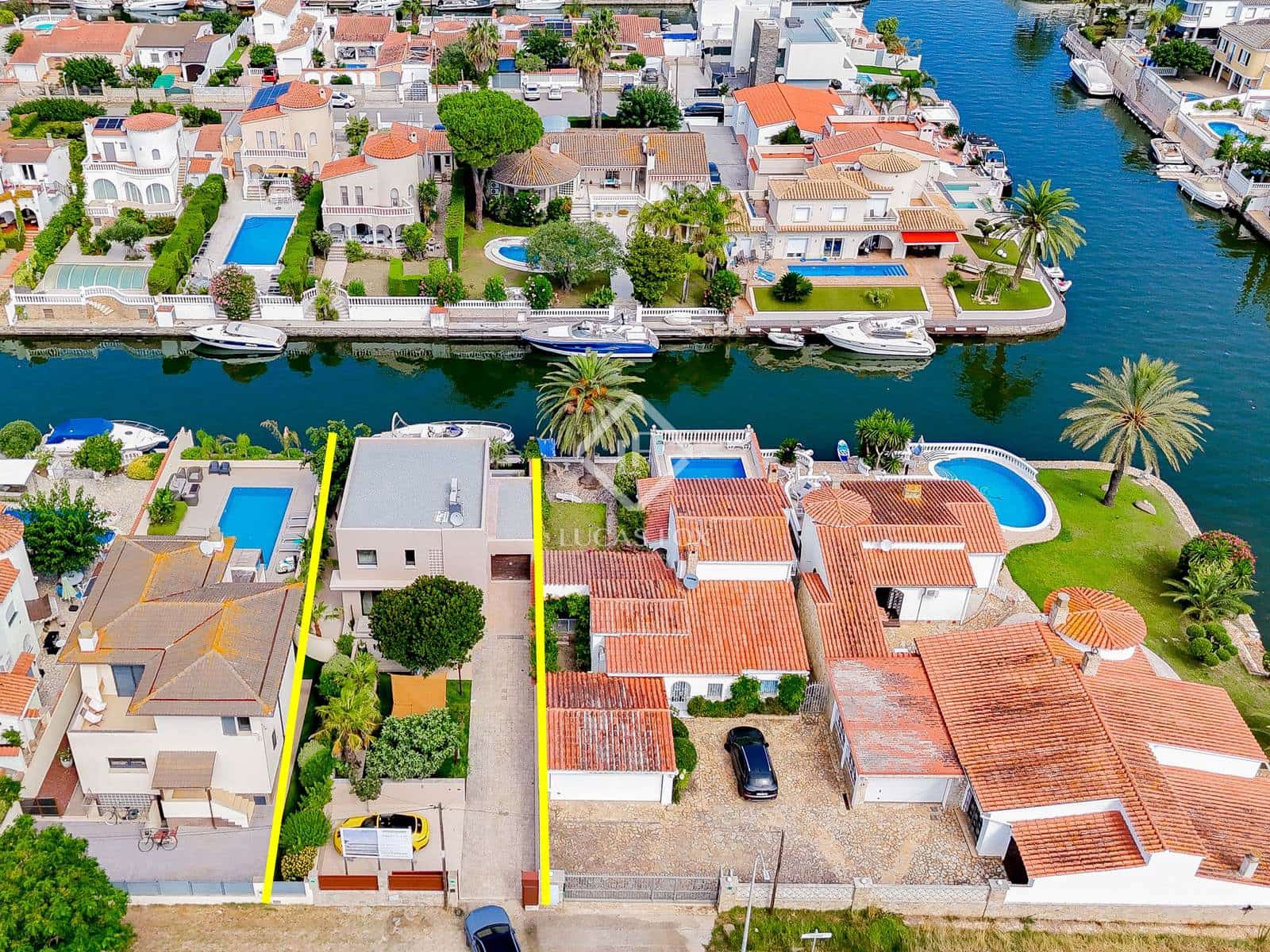 4 soveværelse Villa til salg i Empuriabrava med swimmingpool garage - € 1.450.000 (Ref: 8981411)
