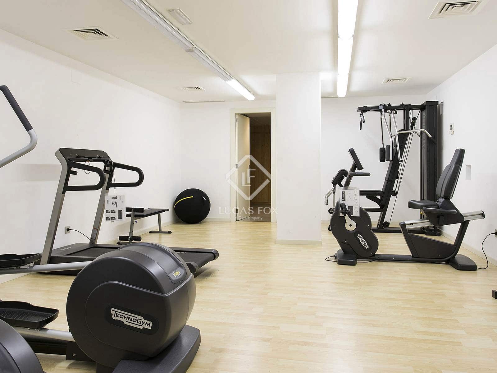 3 bedroom Apartment for sale in Barcelona city with pool - € 990,000 (Ref: 8981415)