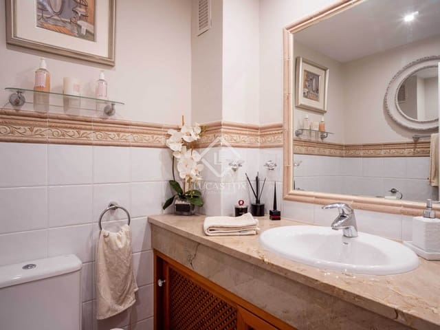 Apartamento de 3 habitaciones en Nueva Andalucia, Marbella en venta con piscina - 995.000 € (Ref: 8981416)