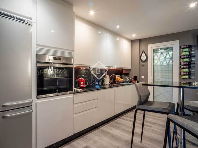 Apartamento de 3 habitaciones en Nueva Andalucia, Marbella en venta con piscina - 995.000 € (Ref: 8981416)