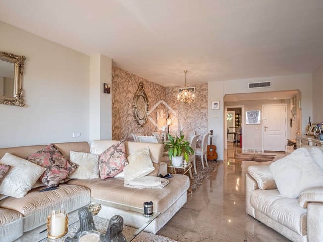 Apartamento de 3 habitaciones en Nueva Andalucia, Marbella en venta con piscina - 995.000 € (Ref: 8981416)