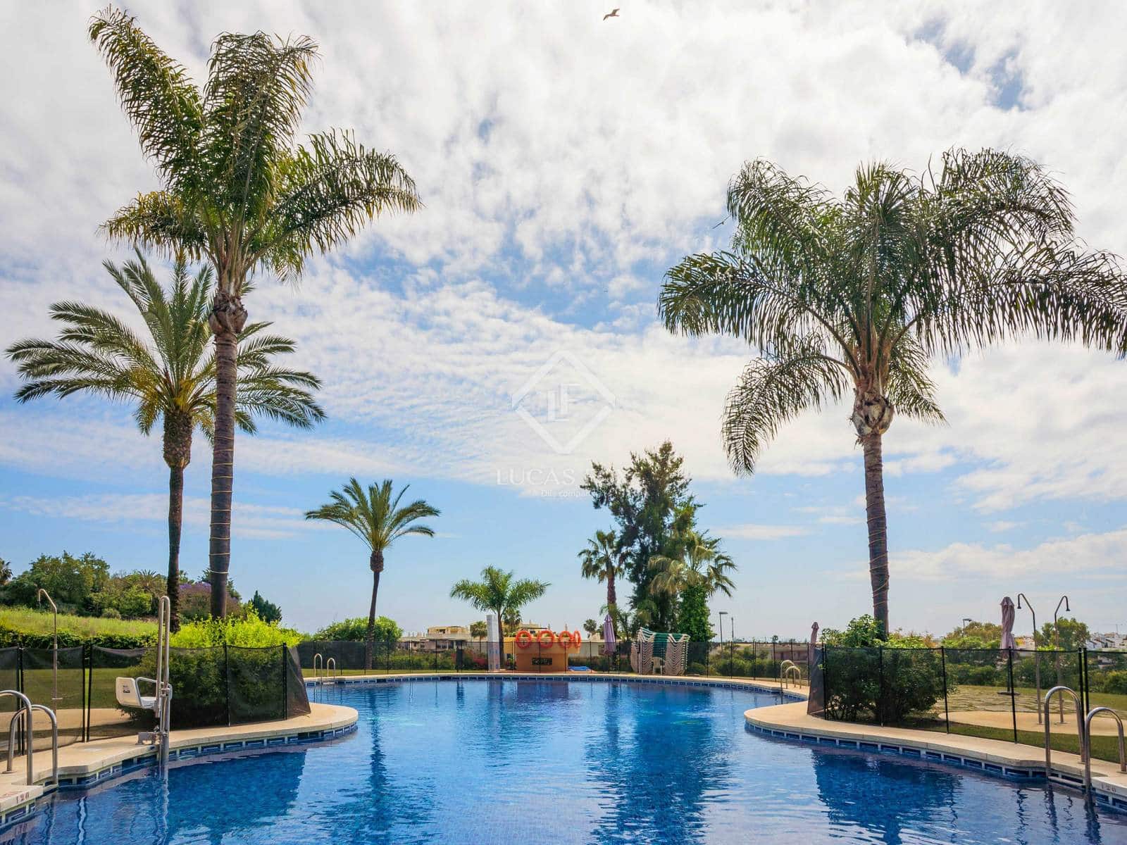 Apartamento de 3 habitaciones en Nueva Andalucia en venta con piscina - 995.000 € (Ref: 8981416)