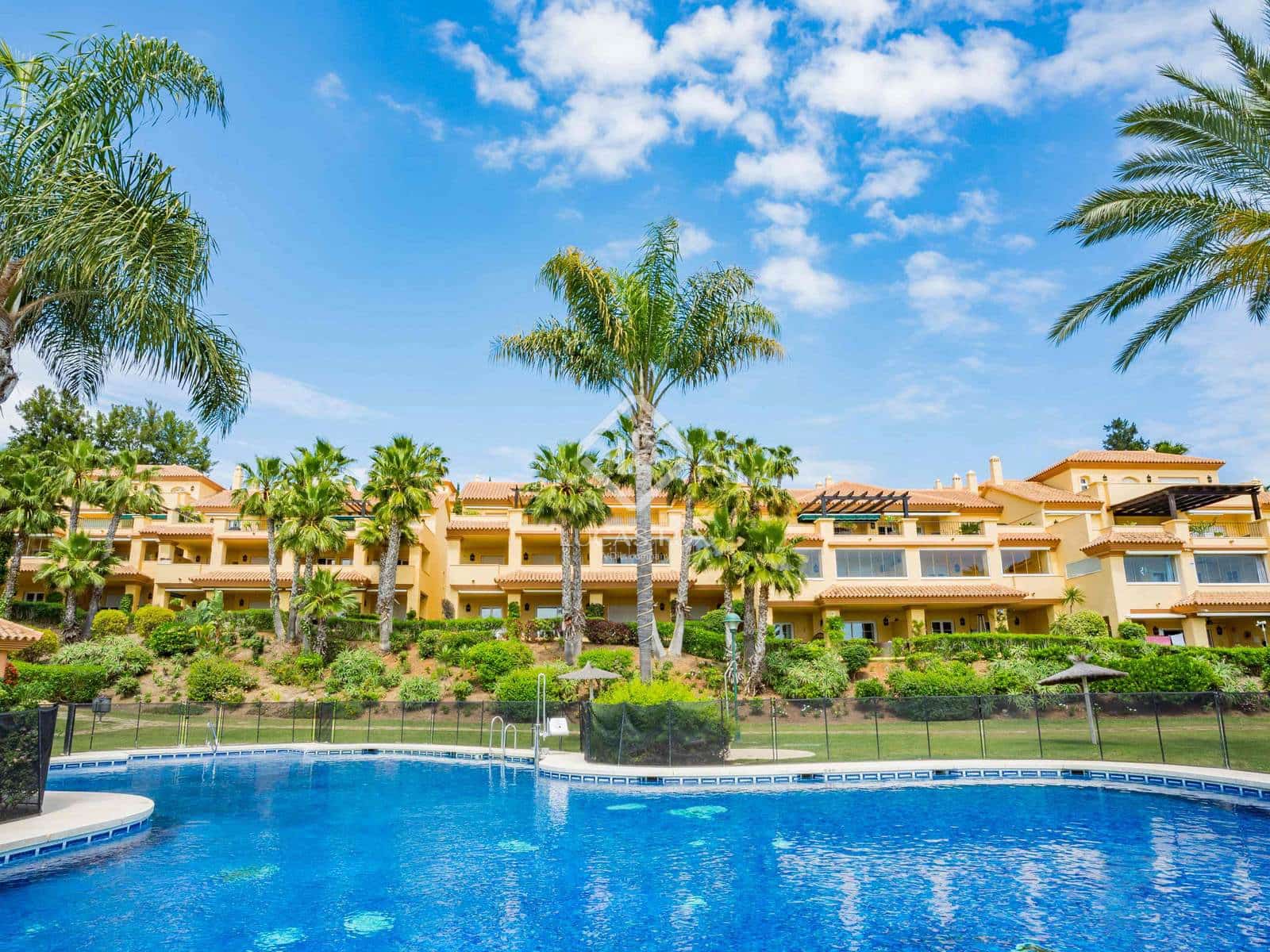 Apartamento de 3 habitaciones en Nueva Andalucia en venta con piscina - 995.000 € (Ref: 8981416)