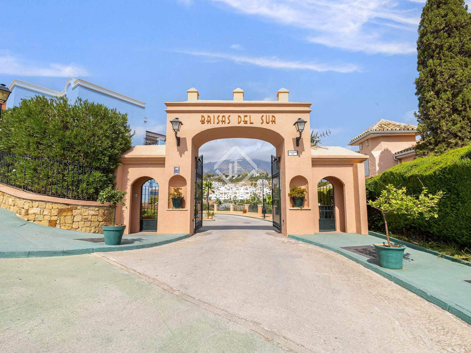 4 Zimmer Villa zu verkaufen in Nueva Andalucia mit Pool Garage - 890.000 € (Ref: 8987193)