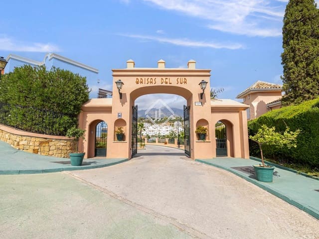 4 Zimmer Villa zu verkaufen in Nueva Andalucia, Marbella mit Pool Garage - 890.000 € (Ref: 8987193)