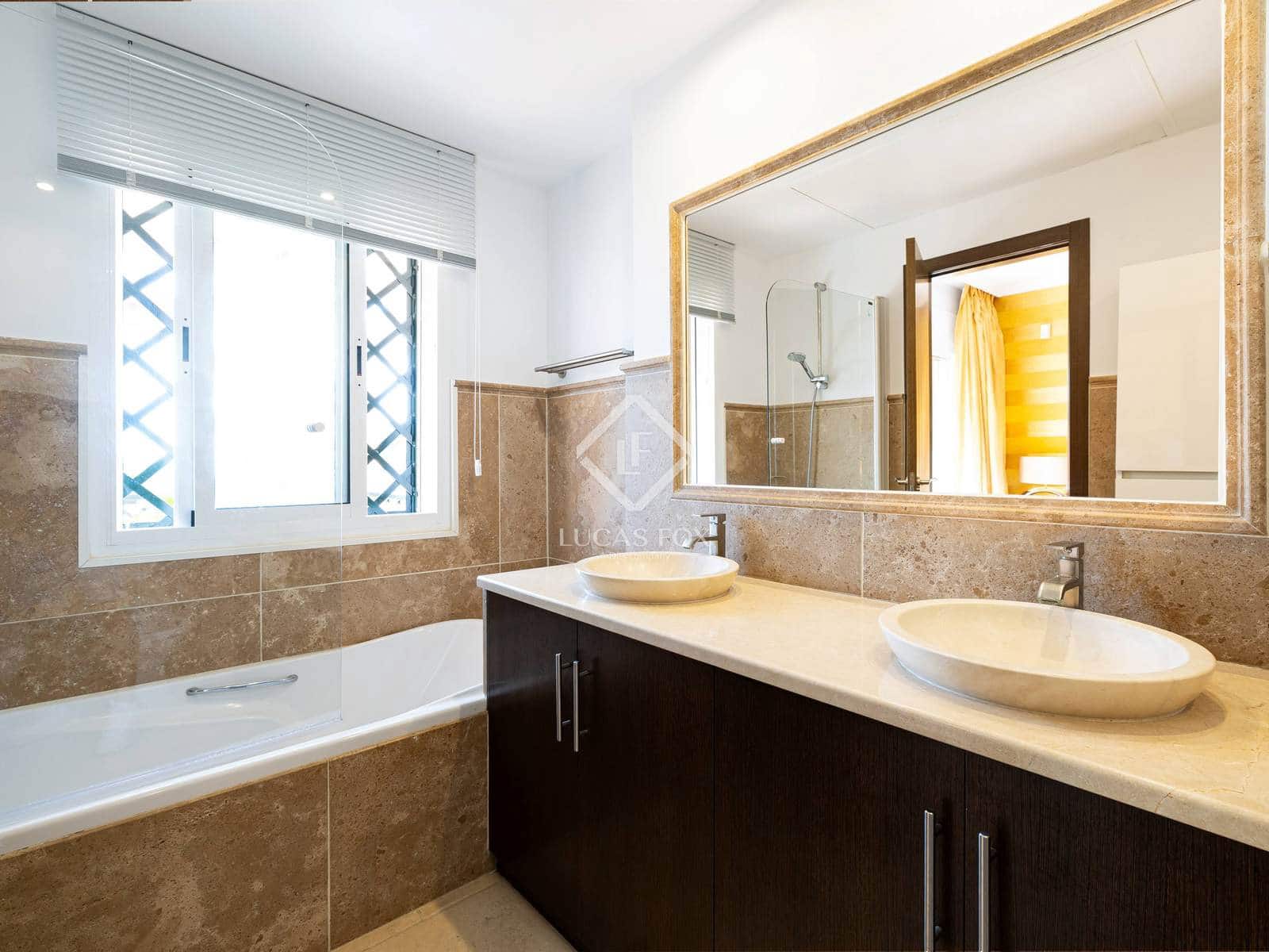 4 Zimmer Villa zu verkaufen in Nueva Andalucia mit Pool Garage - 890.000 € (Ref: 8987193)