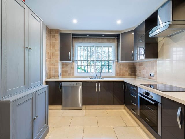 4 Zimmer Villa zu verkaufen in Nueva Andalucia, Marbella mit Pool Garage - 890.000 € (Ref: 8987193)